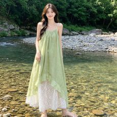 批发已出货蕾丝碎花拼接吊带<b class='q'>连衣裙</b>女夏气质海边度假不规则长裙