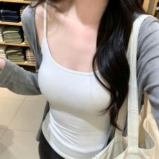 批发已出货带胸垫设计露肩细带背心<b class='q'>修身</b>掐腰纯欲辣妹<b class='q'>打底衫</b>