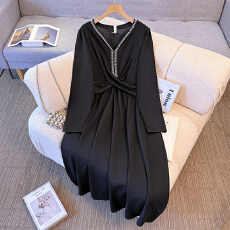 批发130-350斤大码女装胖mm<b class='q'>秋</b>冬新款时尚设计感气质减龄中长款连衣裙