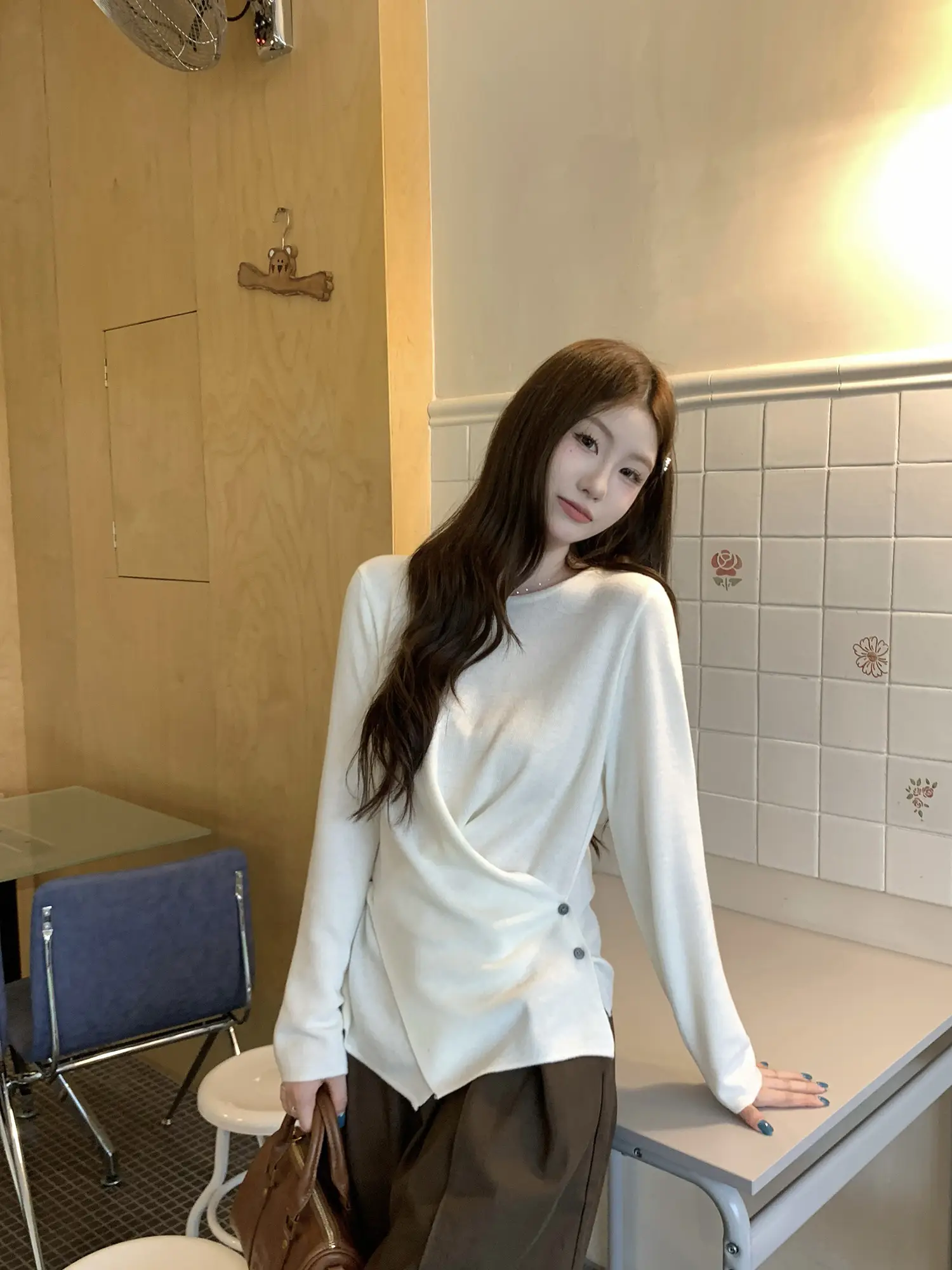 크로스 버튼 허리 조임 긴소매 티셔츠 상세 이미지 13