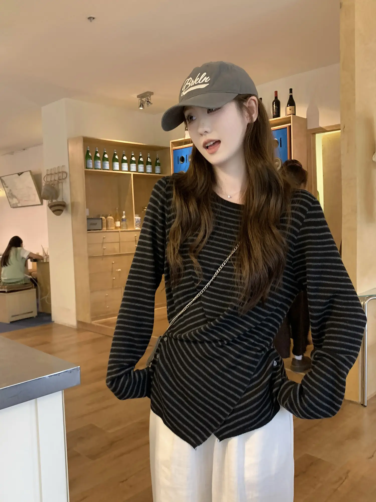 크로스 버튼 허리 조임 긴소매 티셔츠 상세 이미지 15