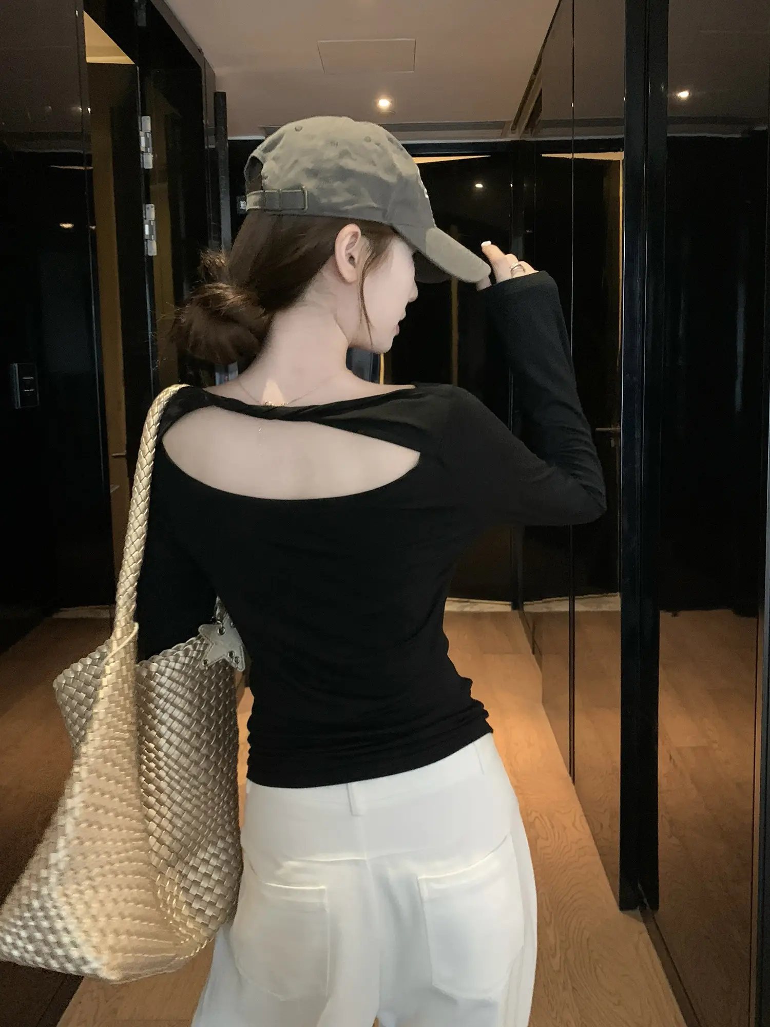 백홀 디자인 드레이프 긴소매 티셔츠