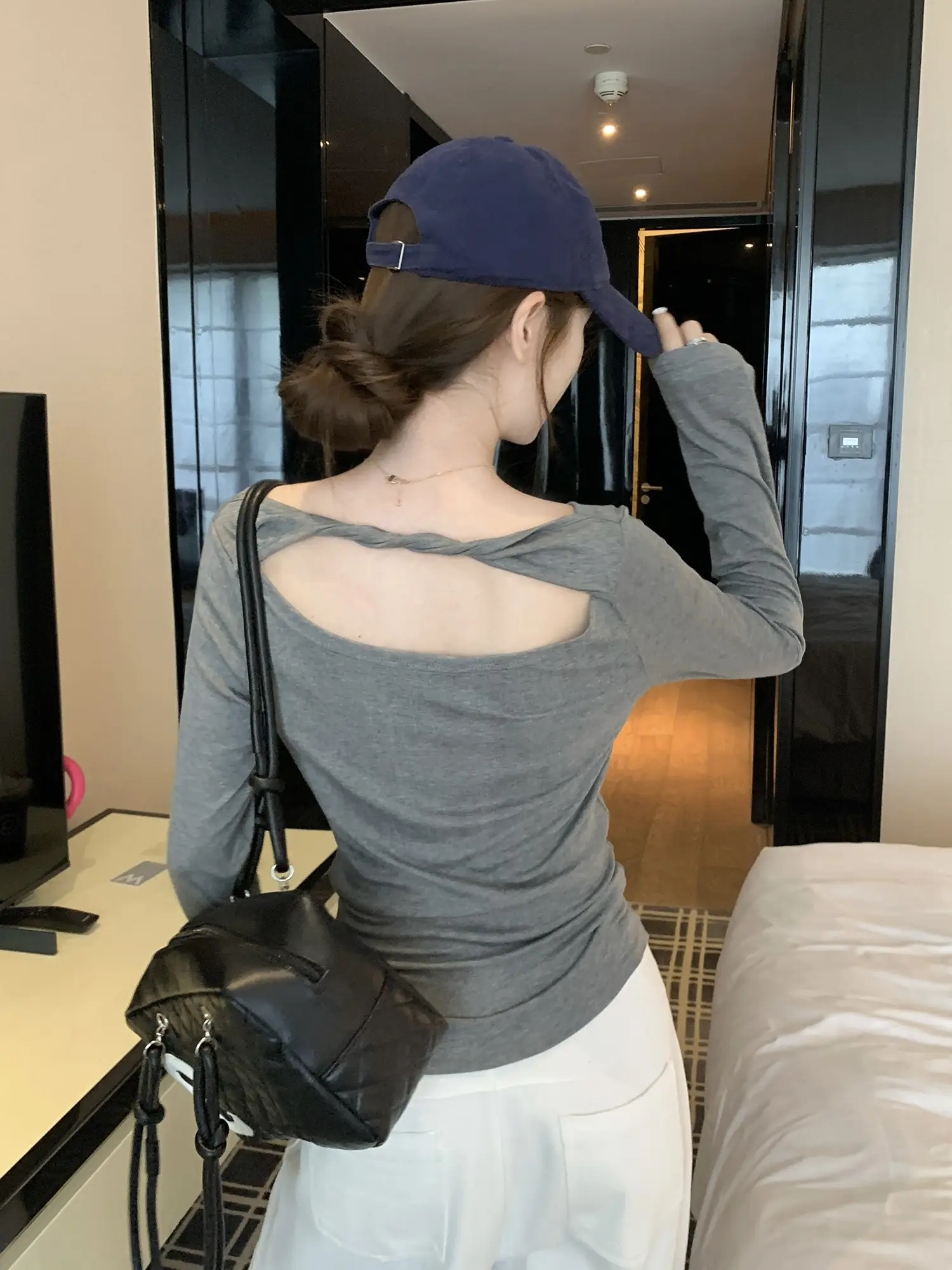 백홀 디자인 드레이프 긴소매 티셔츠 상세 이미지 24