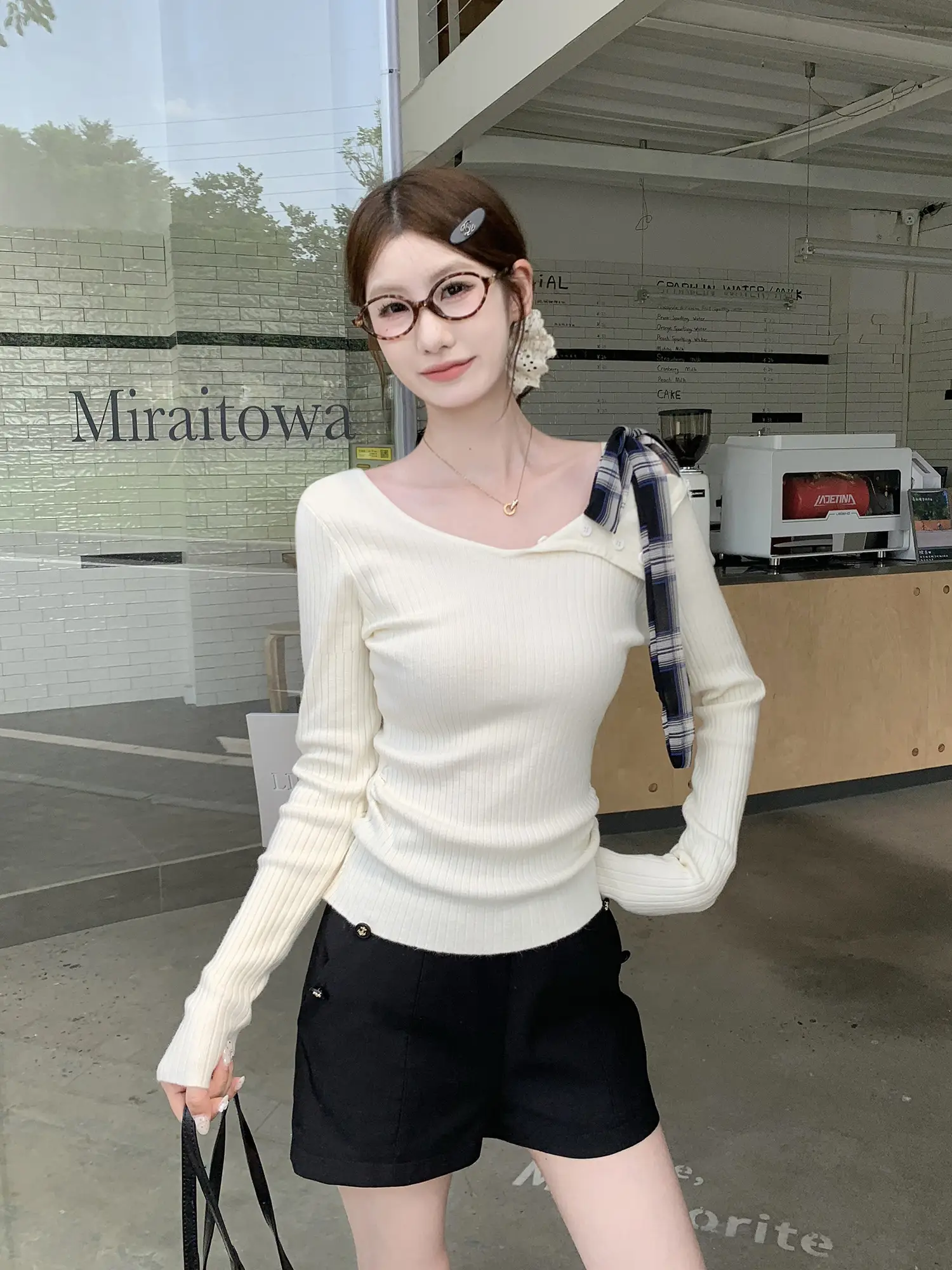 원숄더 끈 장식 폴드 칼라 니트 상세 이미지 7