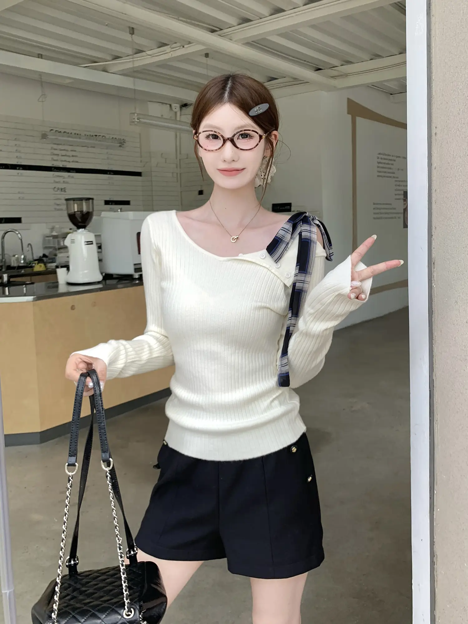 원숄더 끈 장식 폴드 칼라 니트 상세 이미지 8