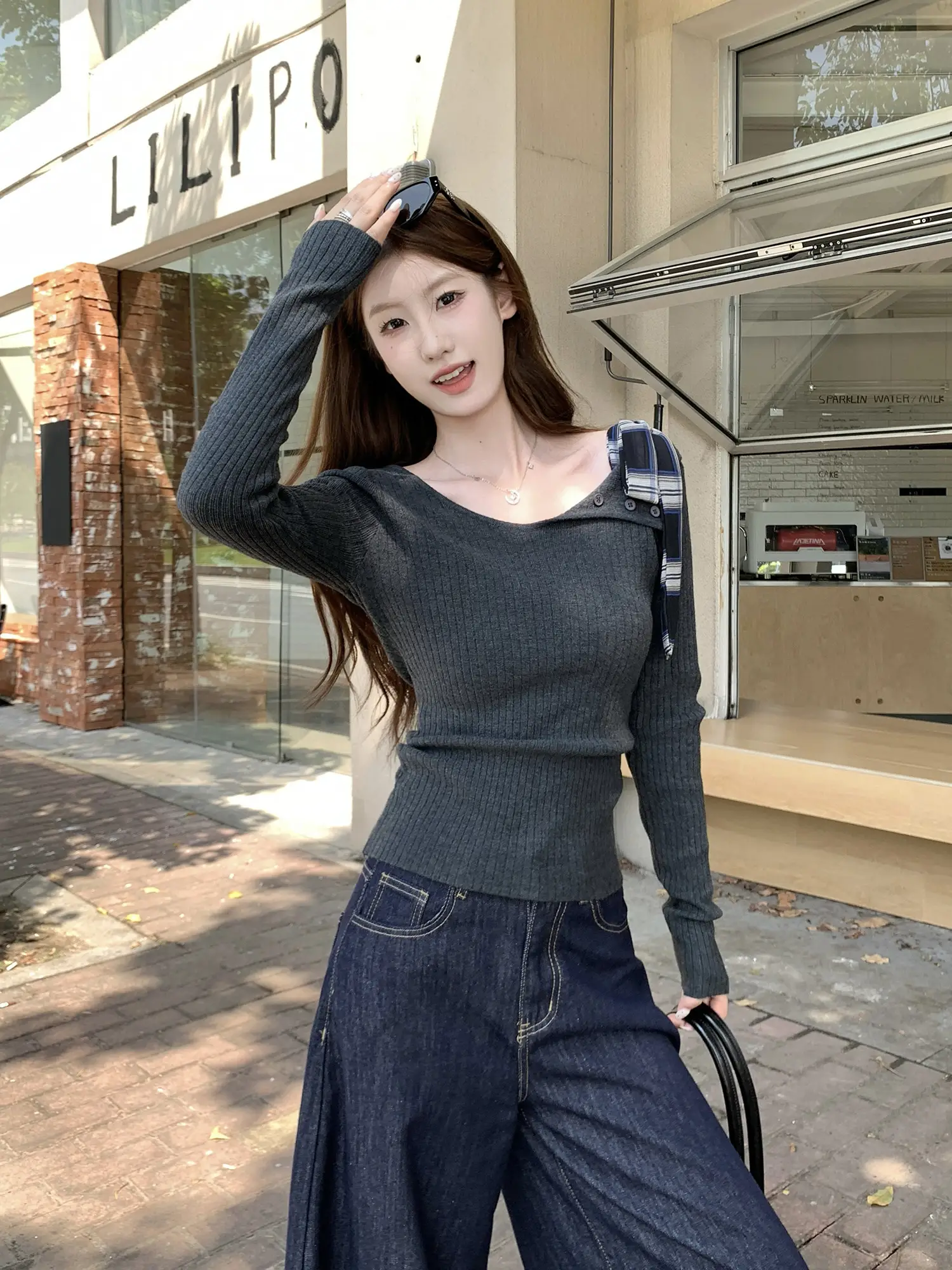 원숄더 끈 장식 폴드 칼라 니트 상세 이미지 15