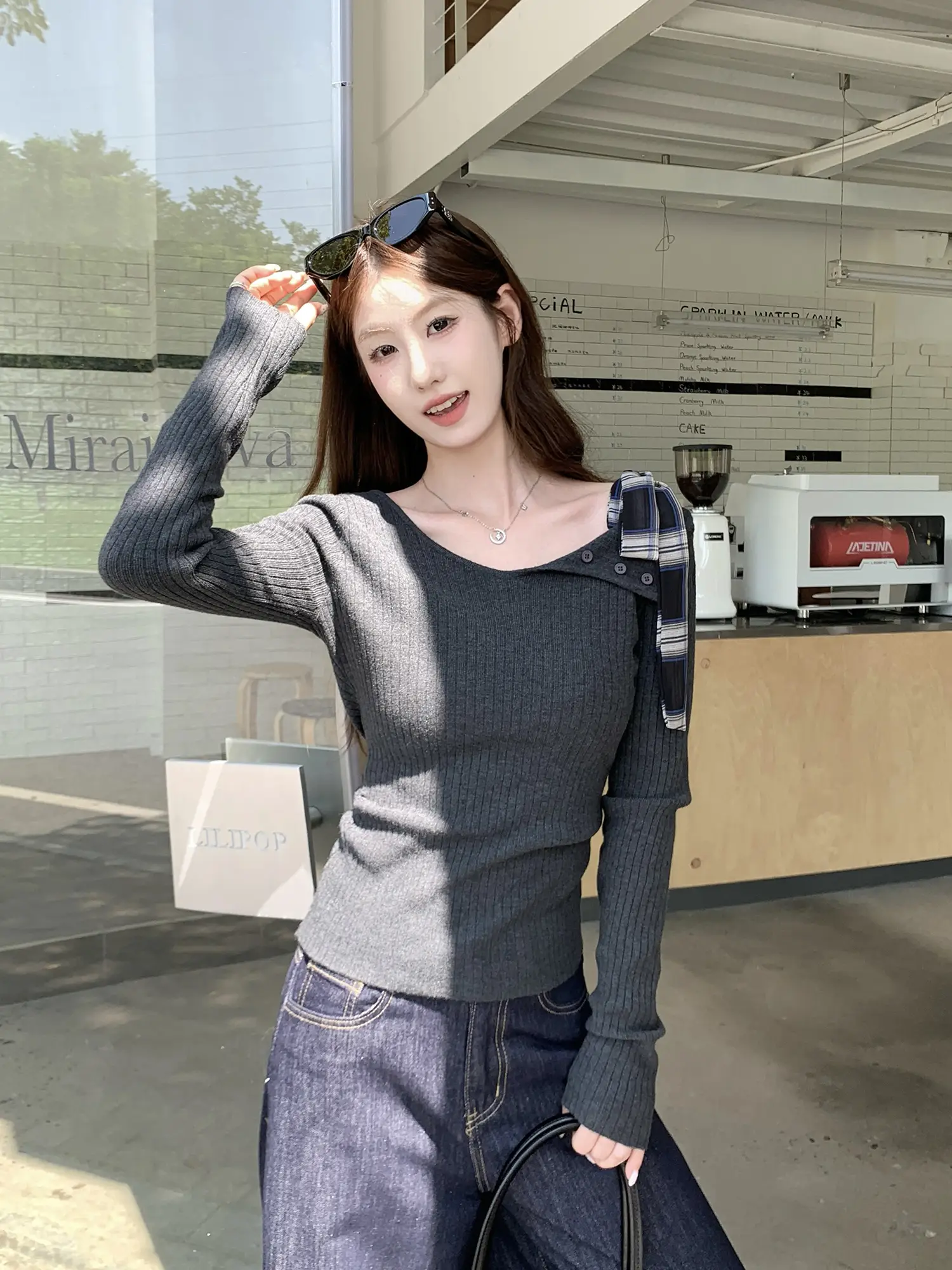 원숄더 끈 장식 폴드 칼라 니트 상세 이미지 16