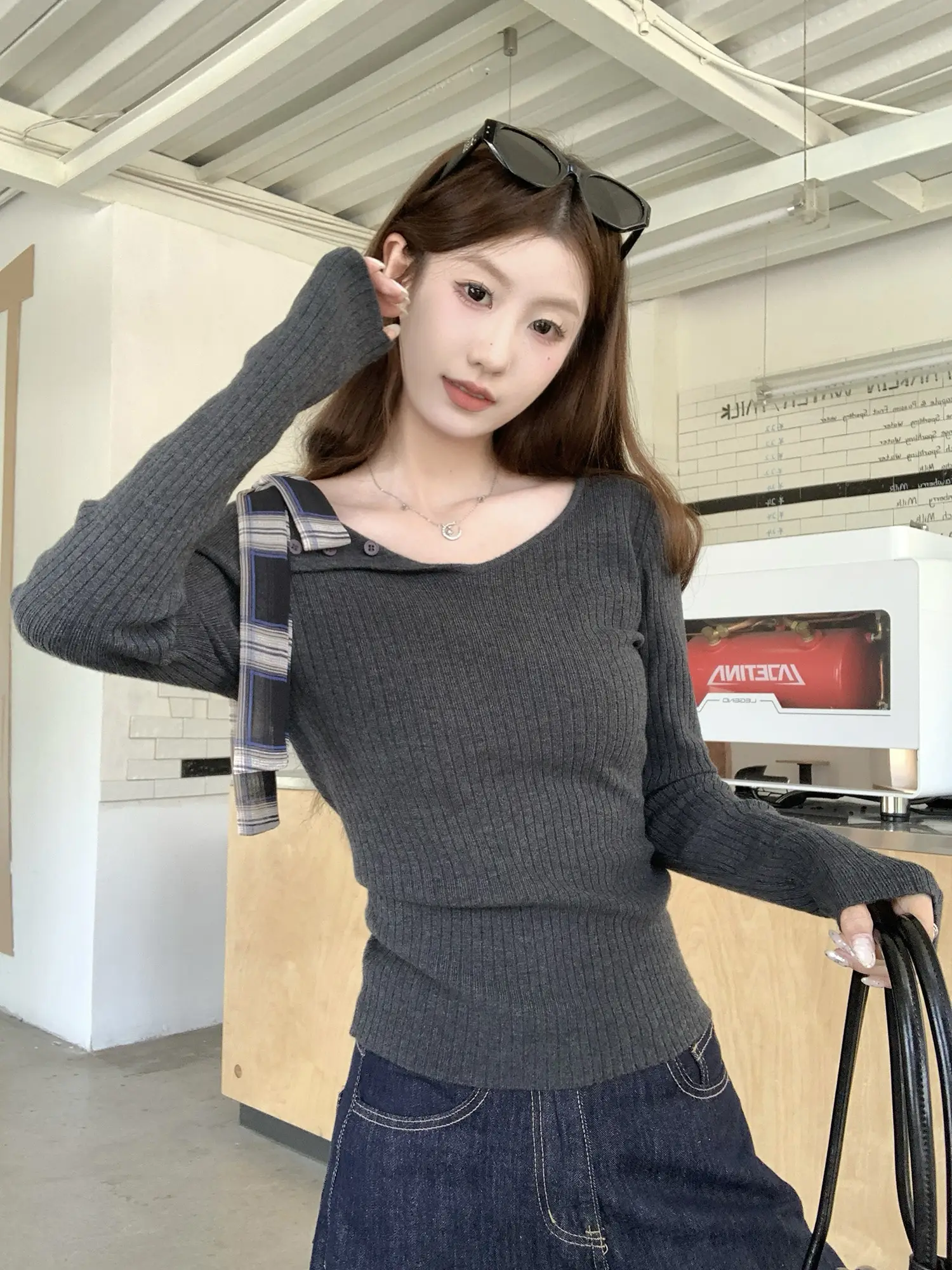 원숄더 끈 장식 폴드 칼라 니트 상세 이미지 18