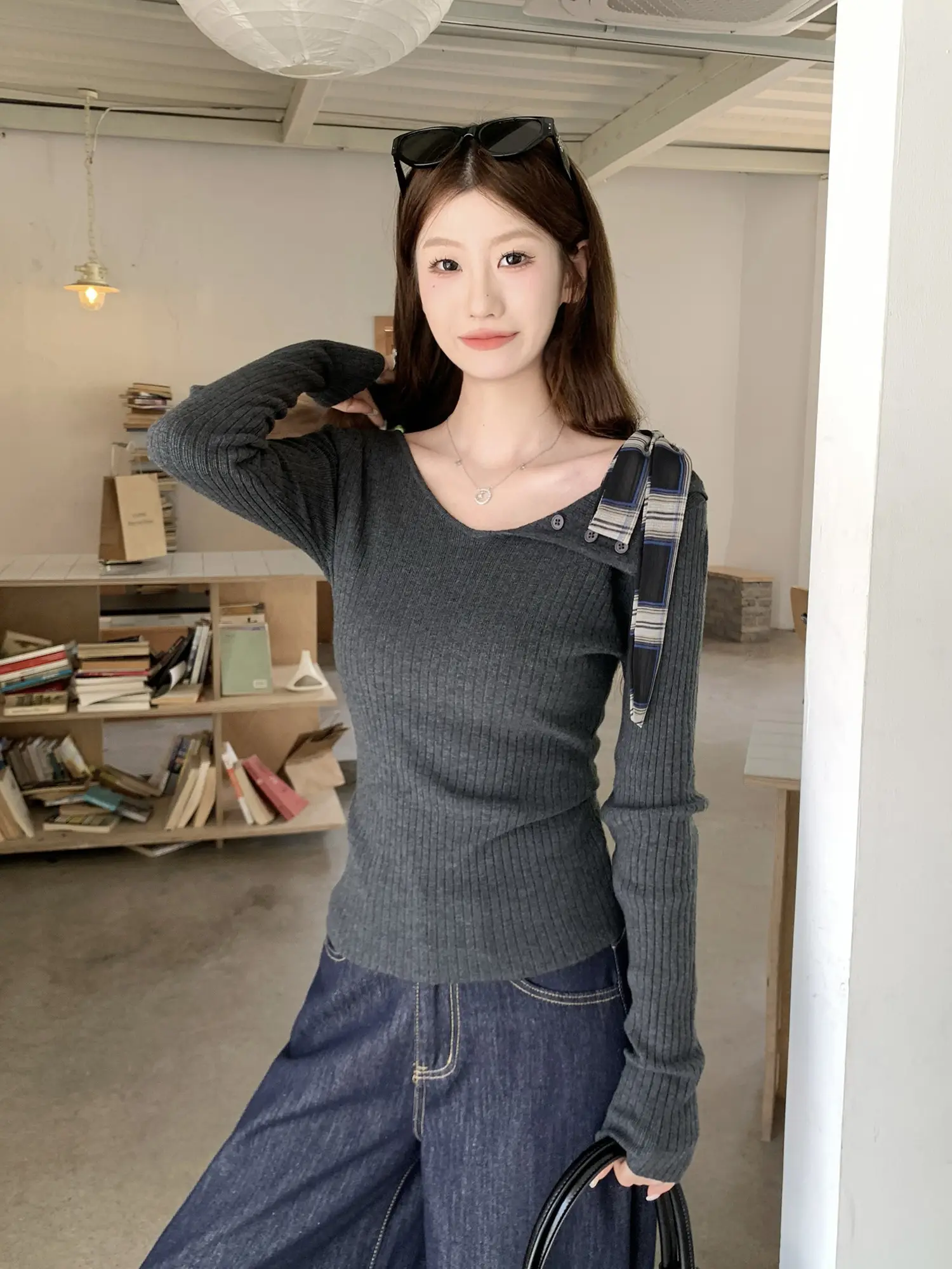 원숄더 끈 장식 폴드 칼라 니트 상세 이미지 24