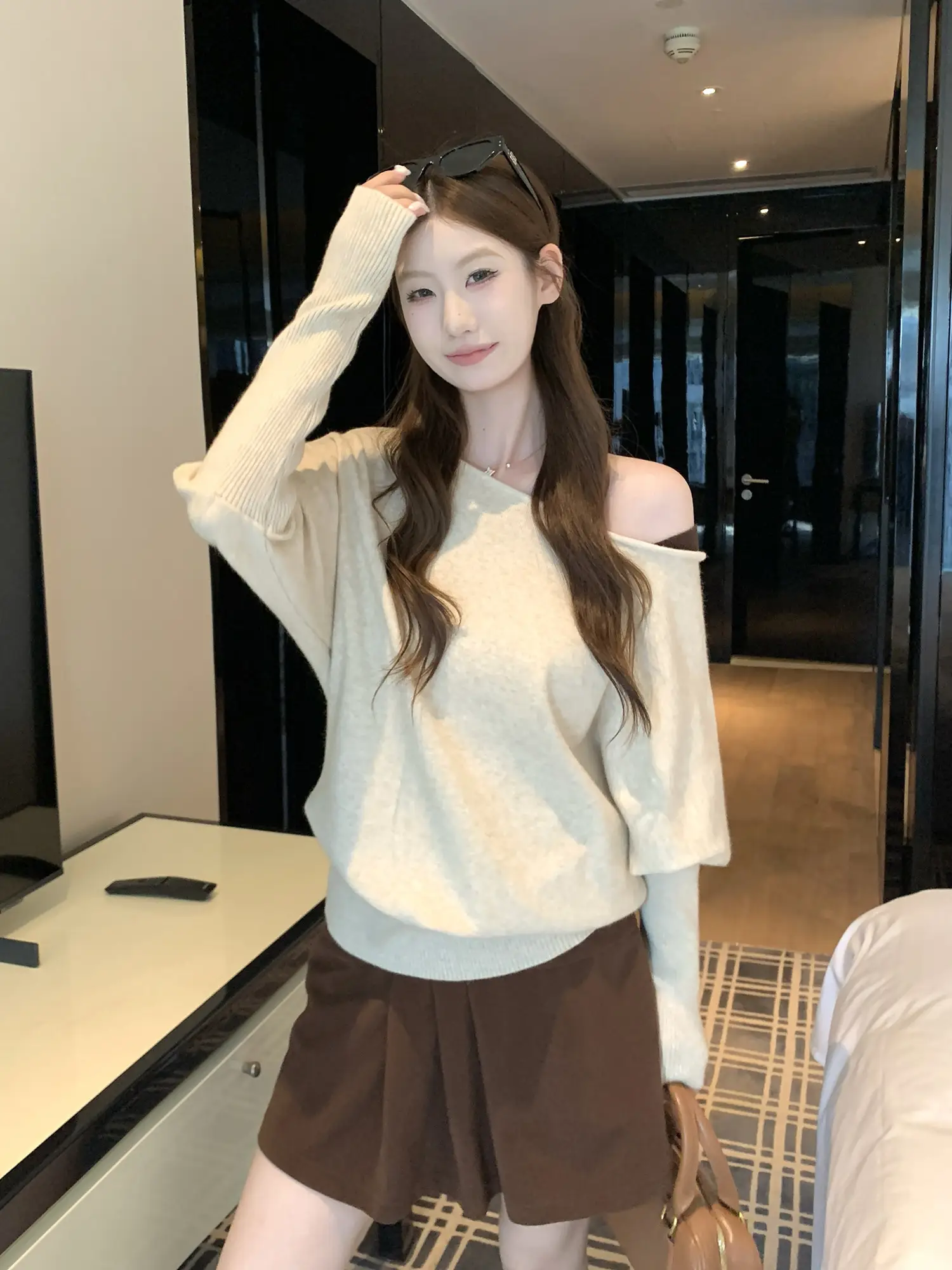 오프숄더 원숄더 긴소매 니트 상세 이미지 25