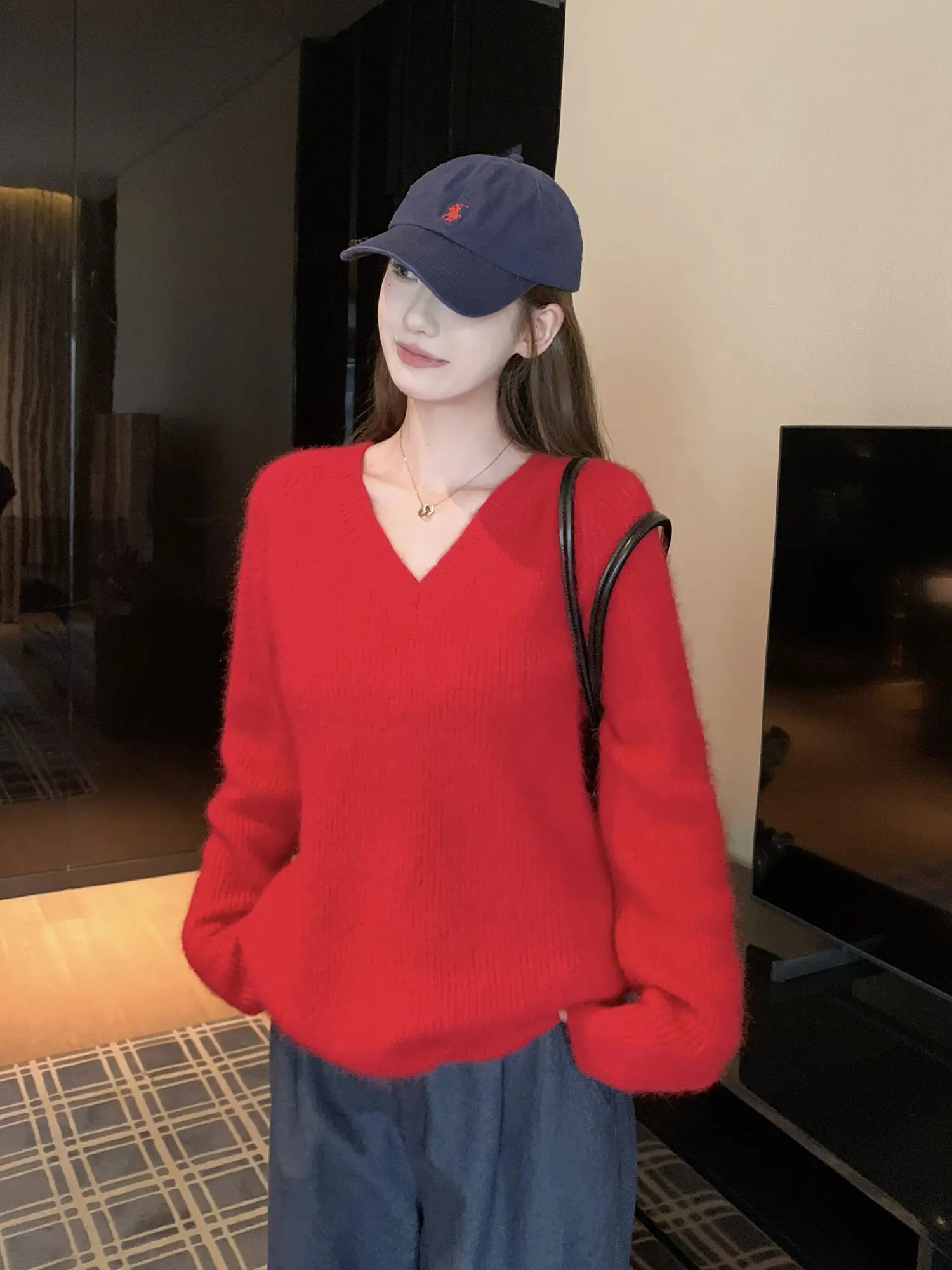 프렌치 레드 V넥 마해어 니트