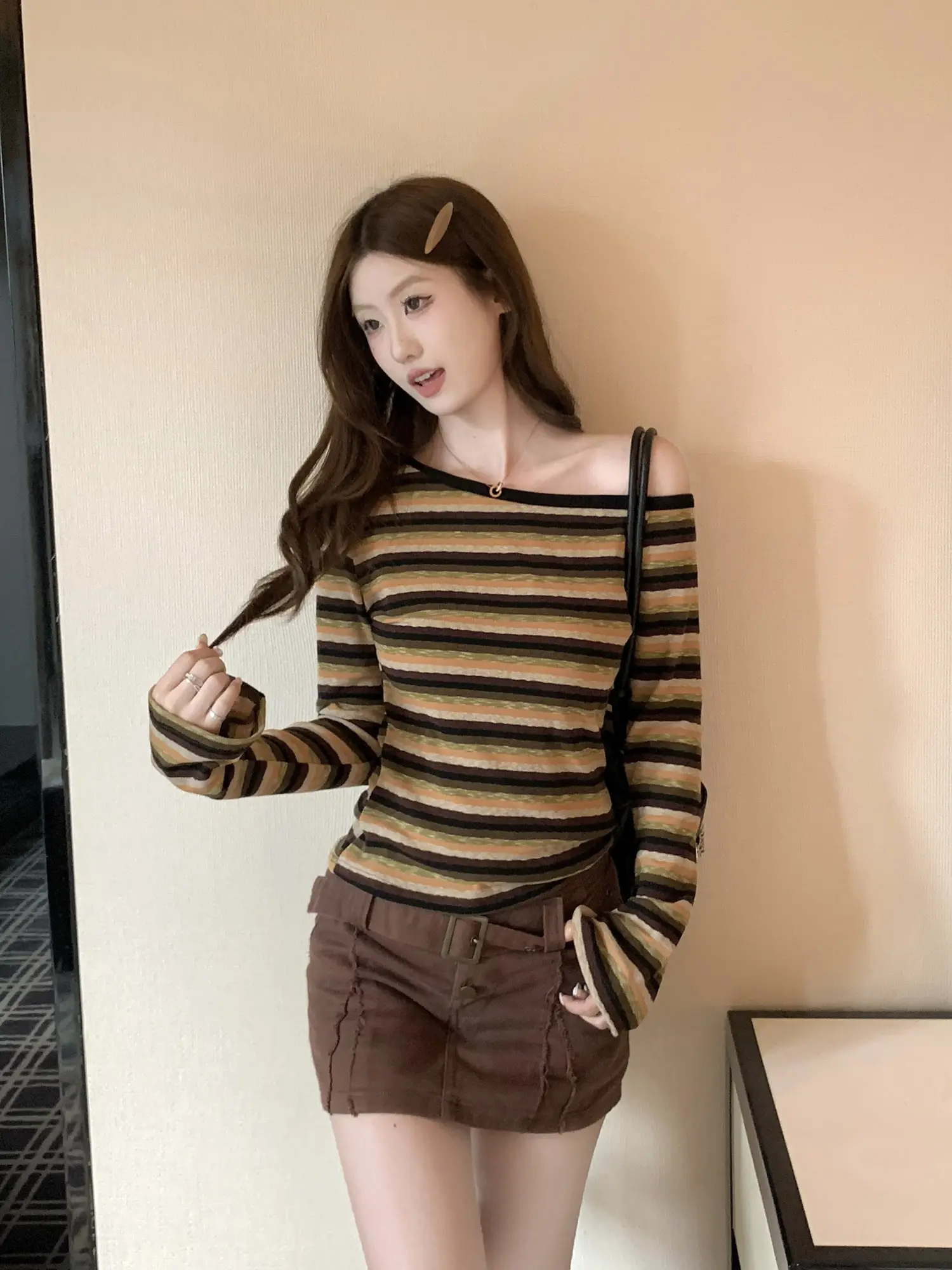 오프숄더 노란색 스트라이프 티셔츠 상세 이미지 3