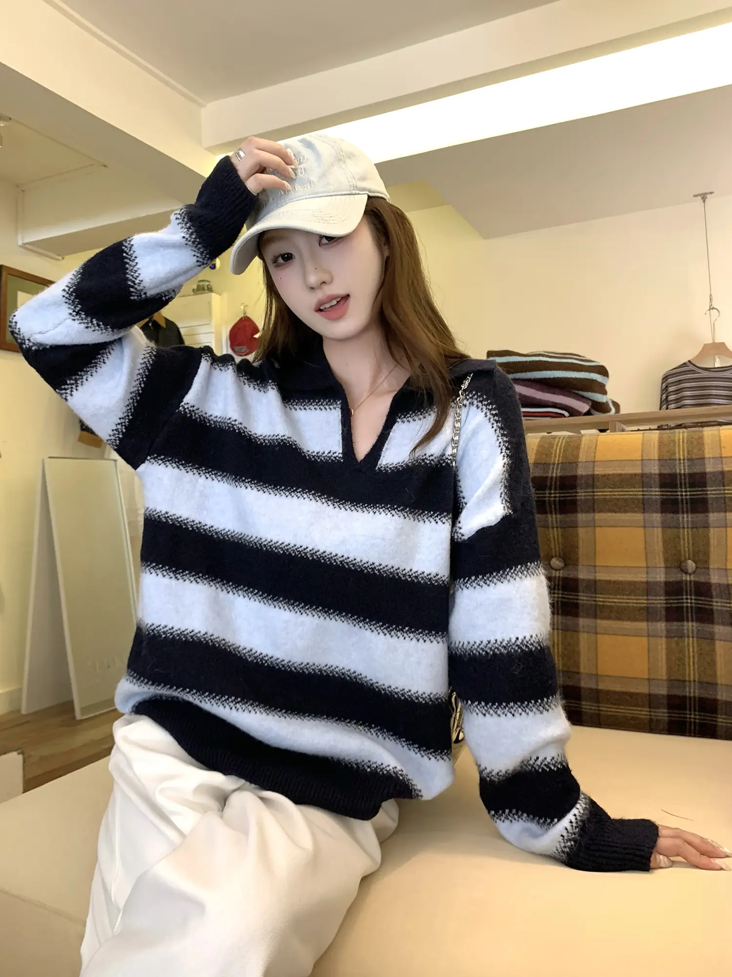 블루 스트라이프 폴드 칼라 니트