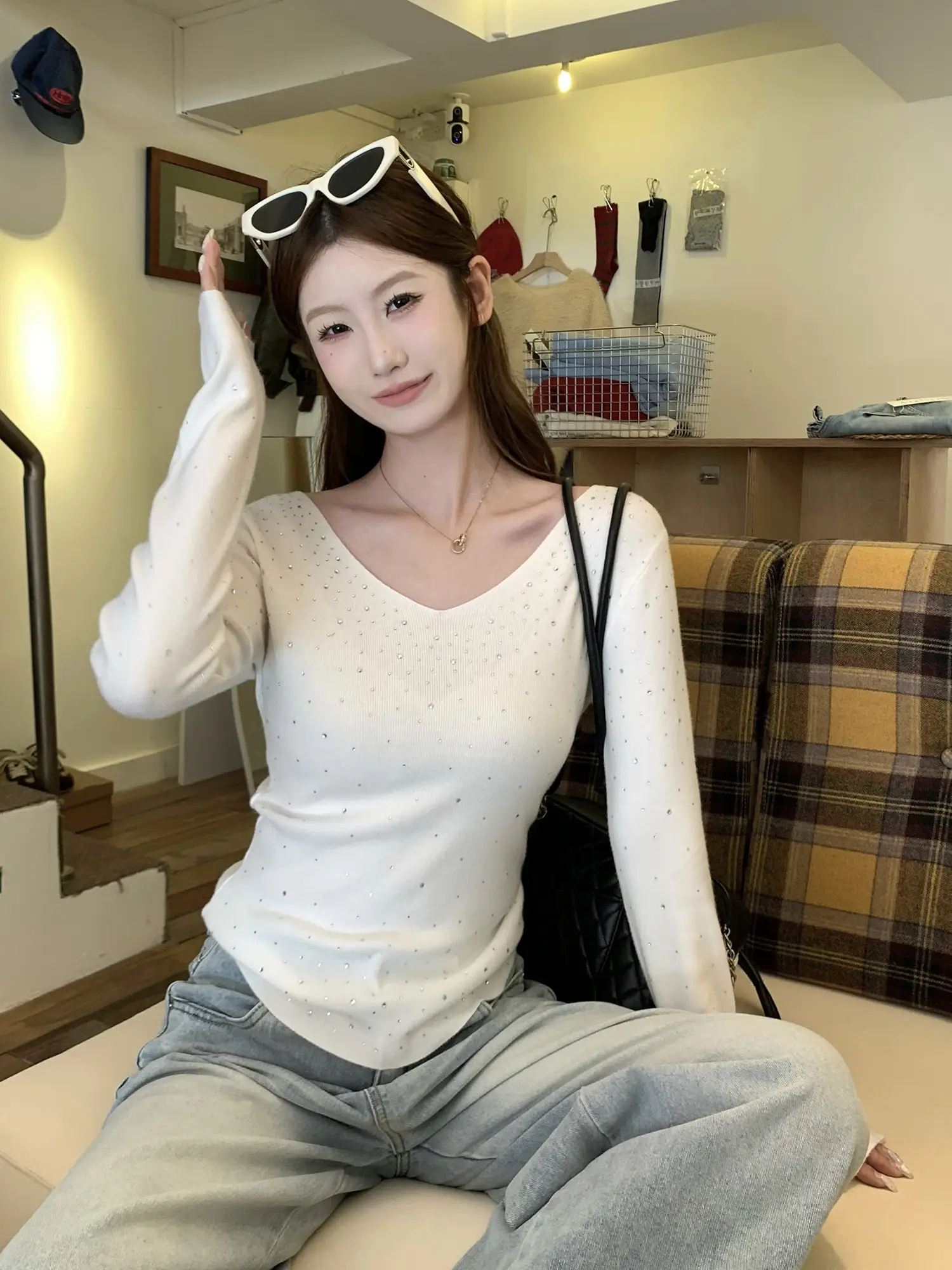 V넥 라인스톤 니트 상세 이미지 2