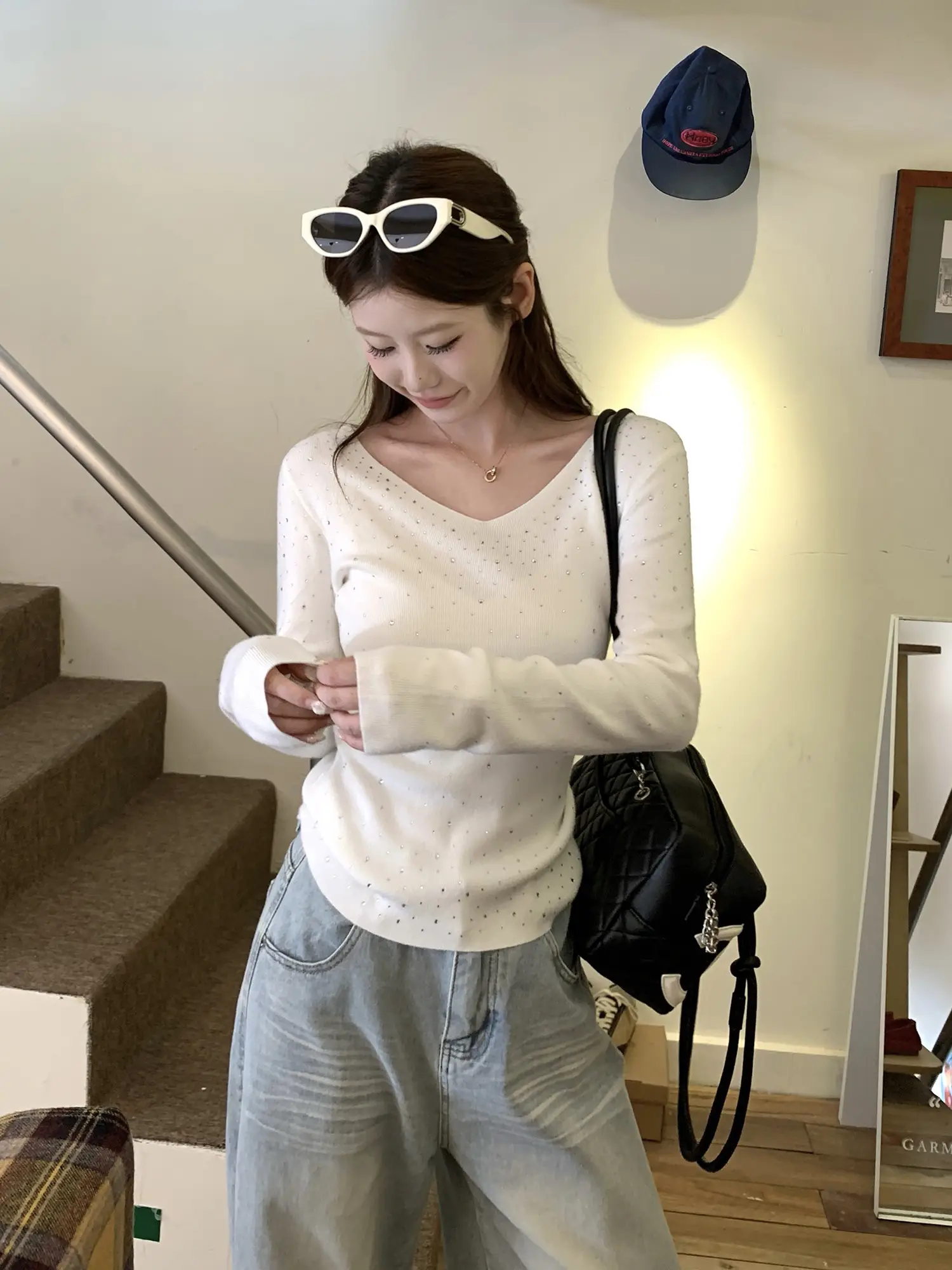 V넥 라인스톤 니트 상세 이미지 4