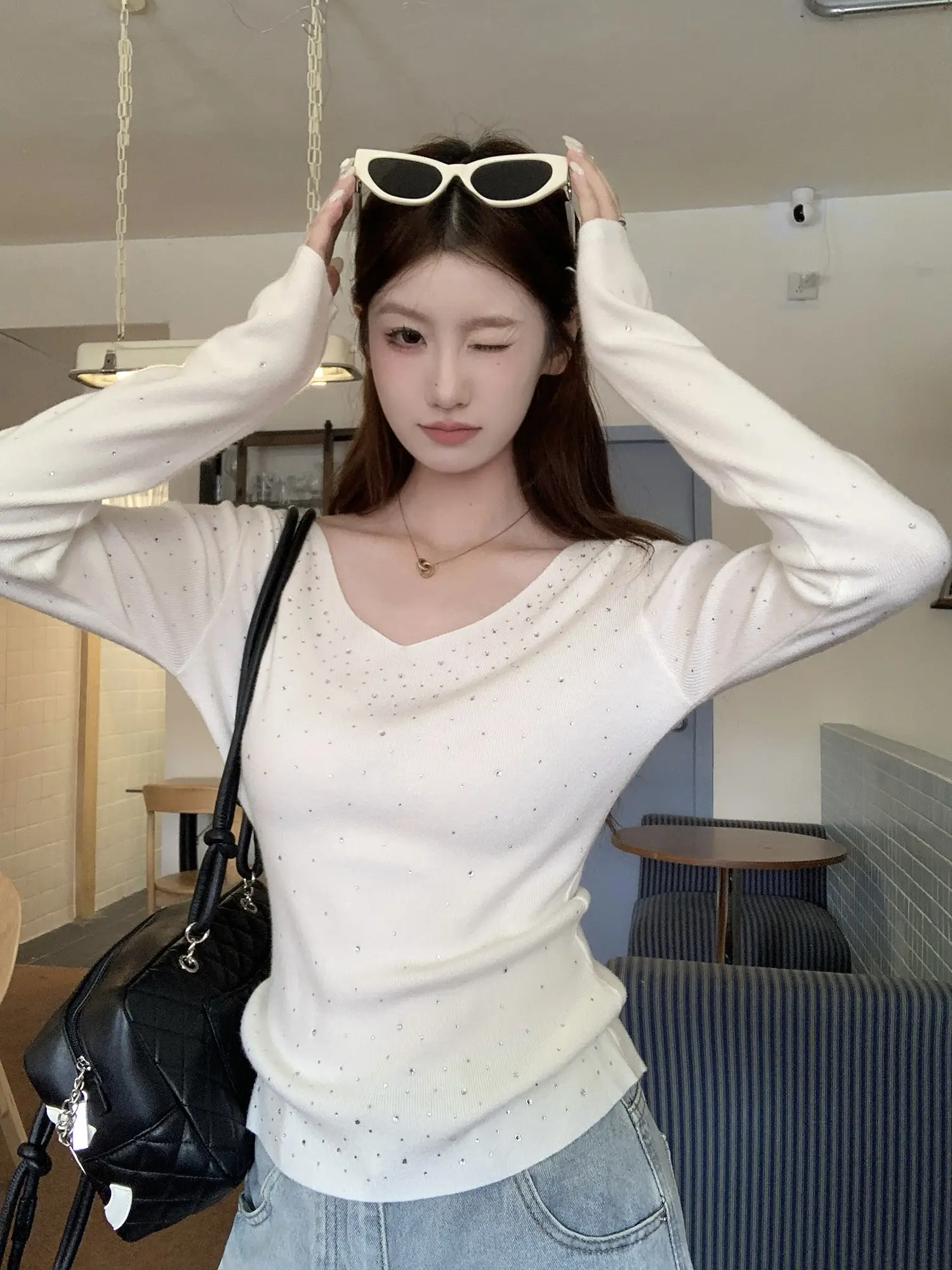V넥 라인스톤 니트 상세 이미지 8