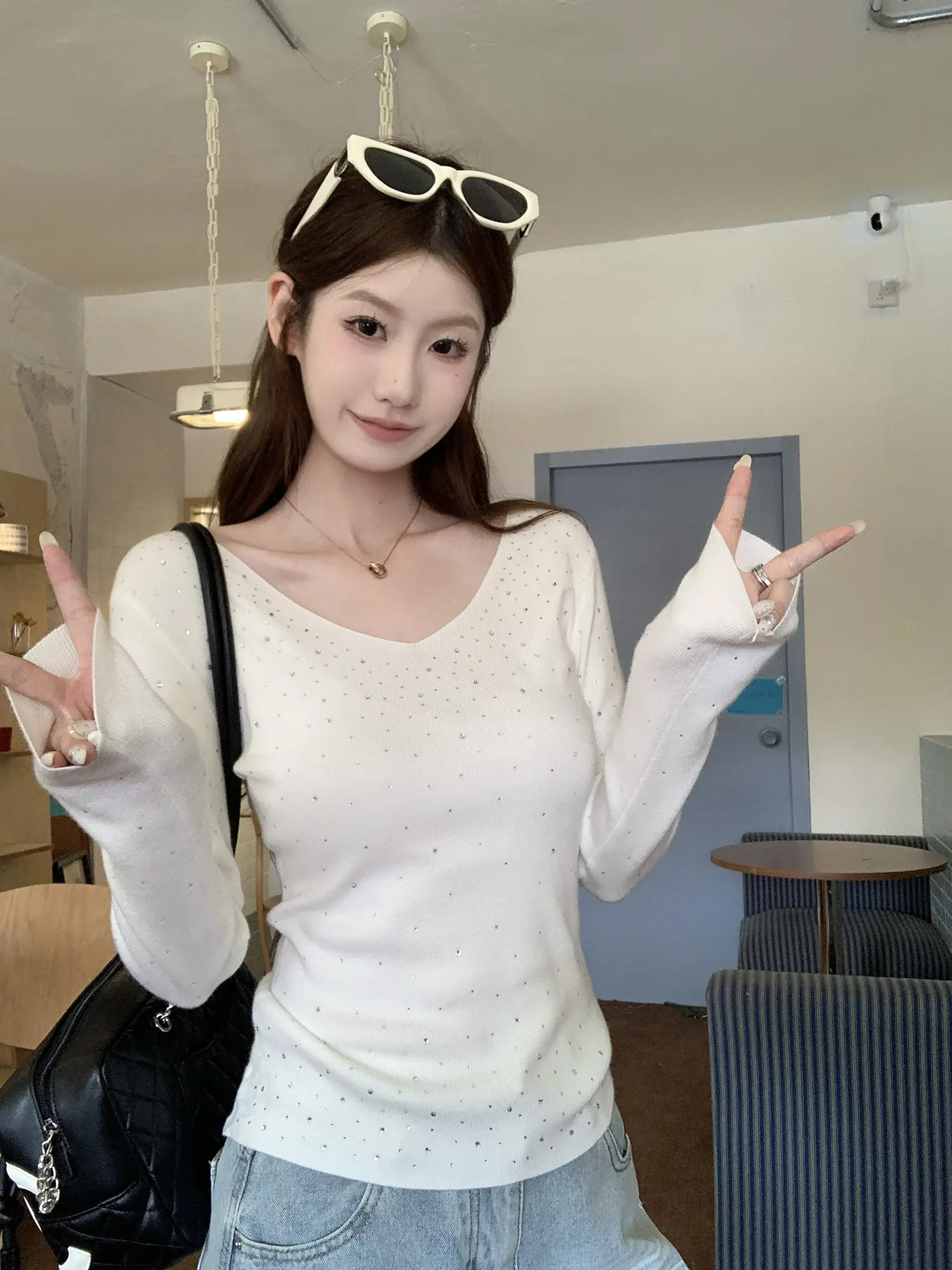 V넥 라인스톤 니트 상세 이미지 9