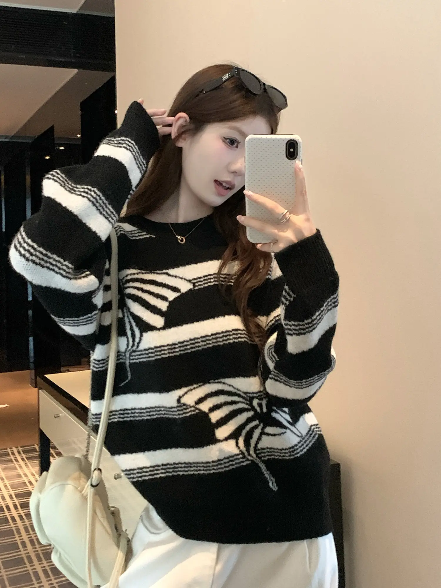 블랙 컬러 배색 니트 상세 이미지 2
