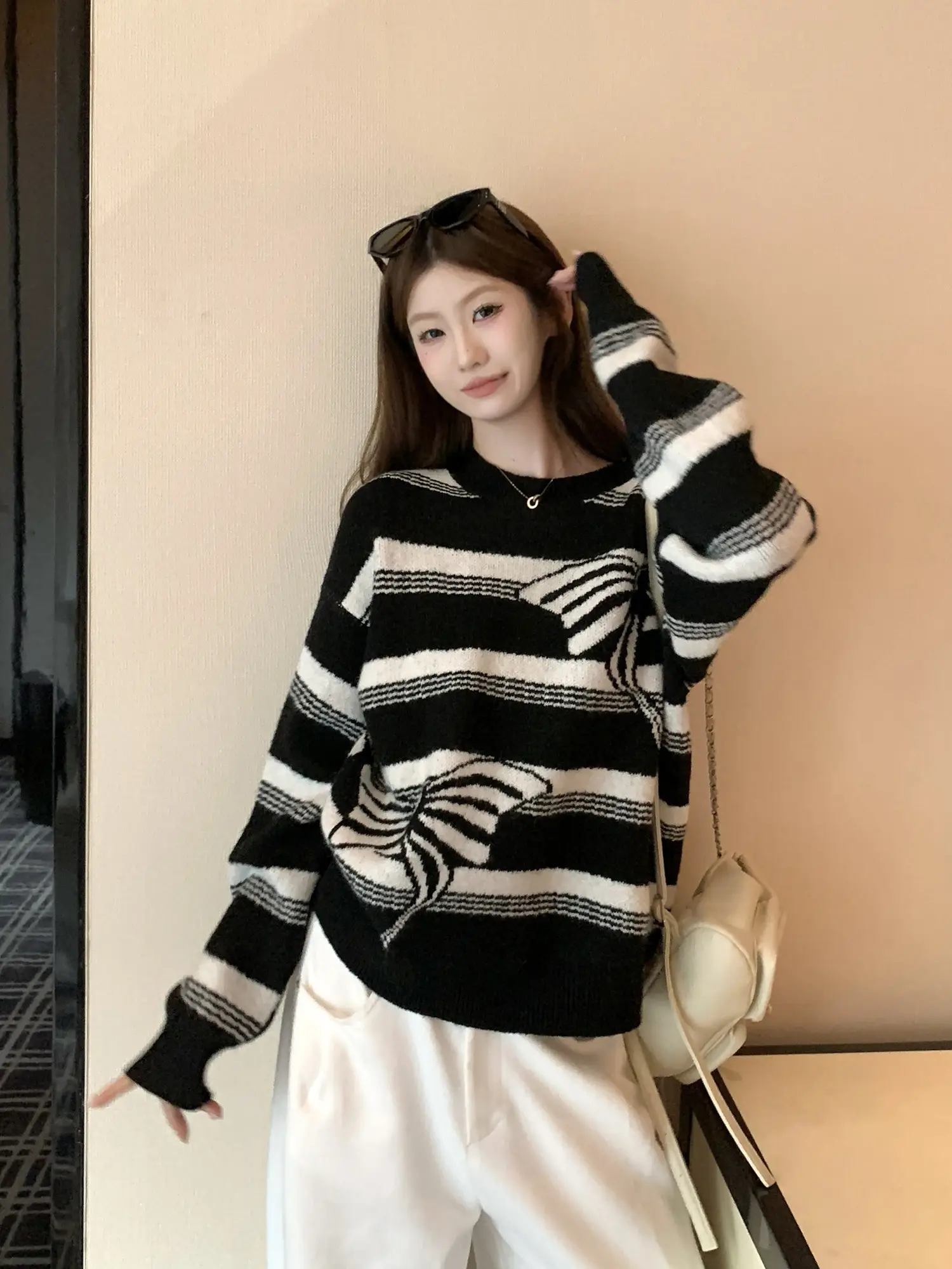 블랙 컬러 배색 니트 상세 이미지 4