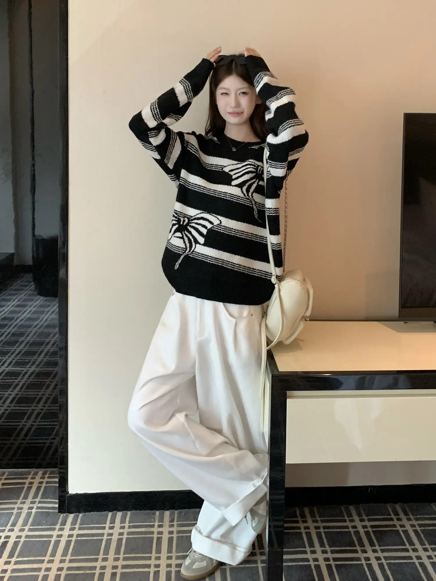블랙 컬러 배색 니트 상세 이미지 5