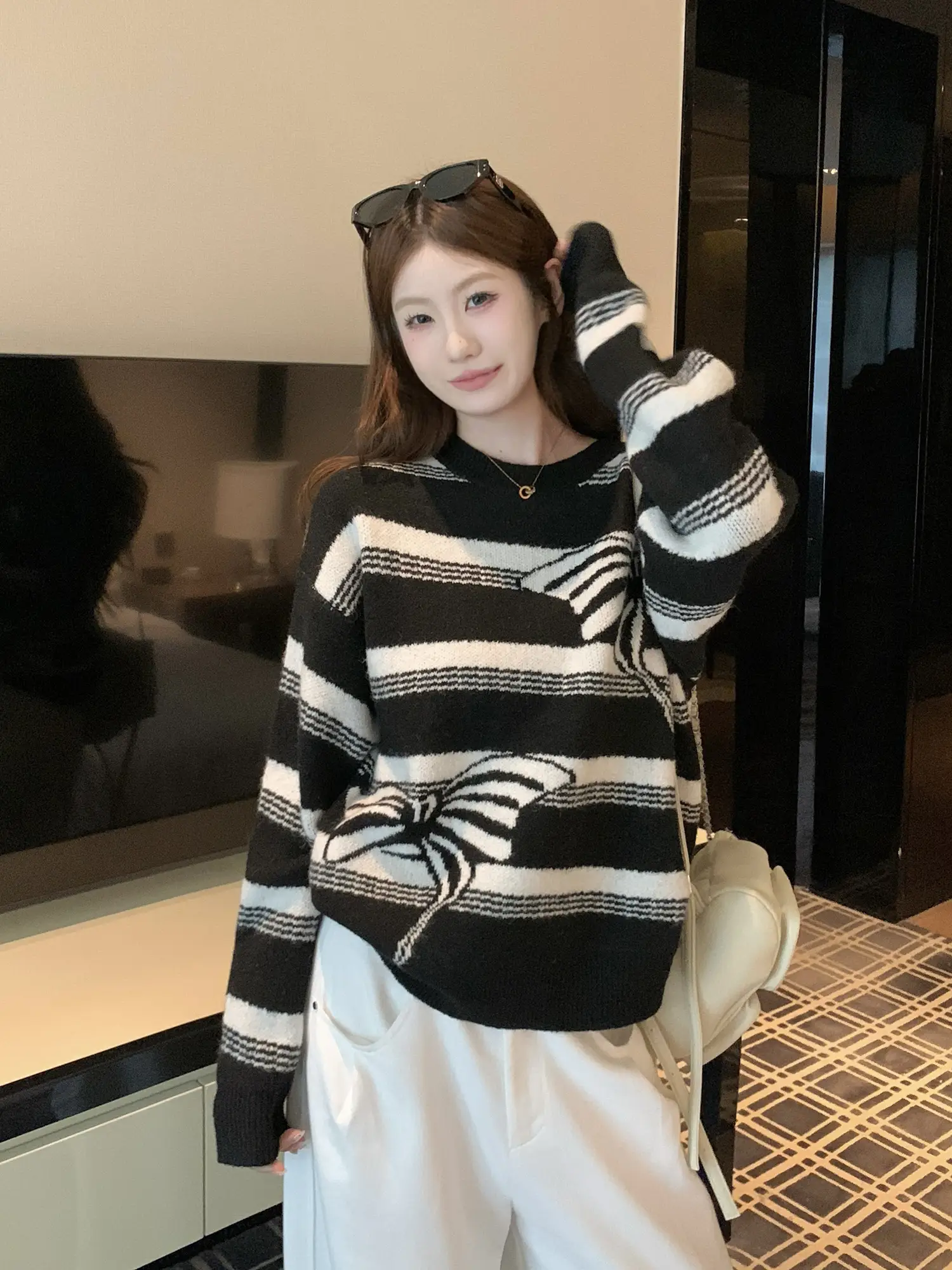 블랙 컬러 배색 니트 상세 이미지 7