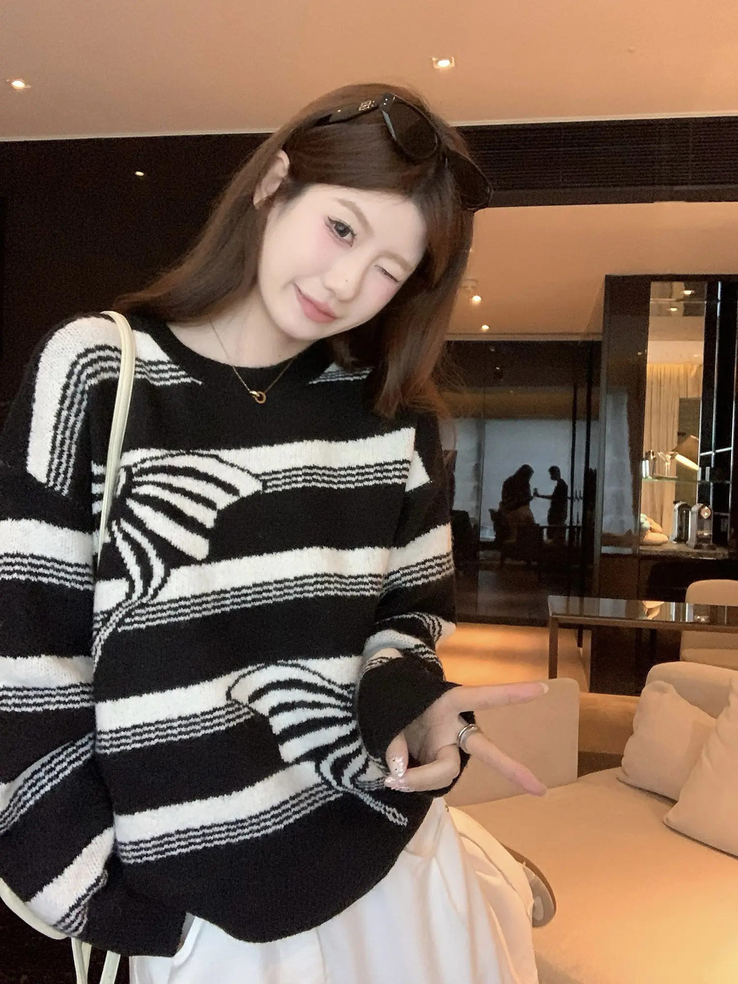 블랙 컬러 배색 니트 상세 이미지 9
