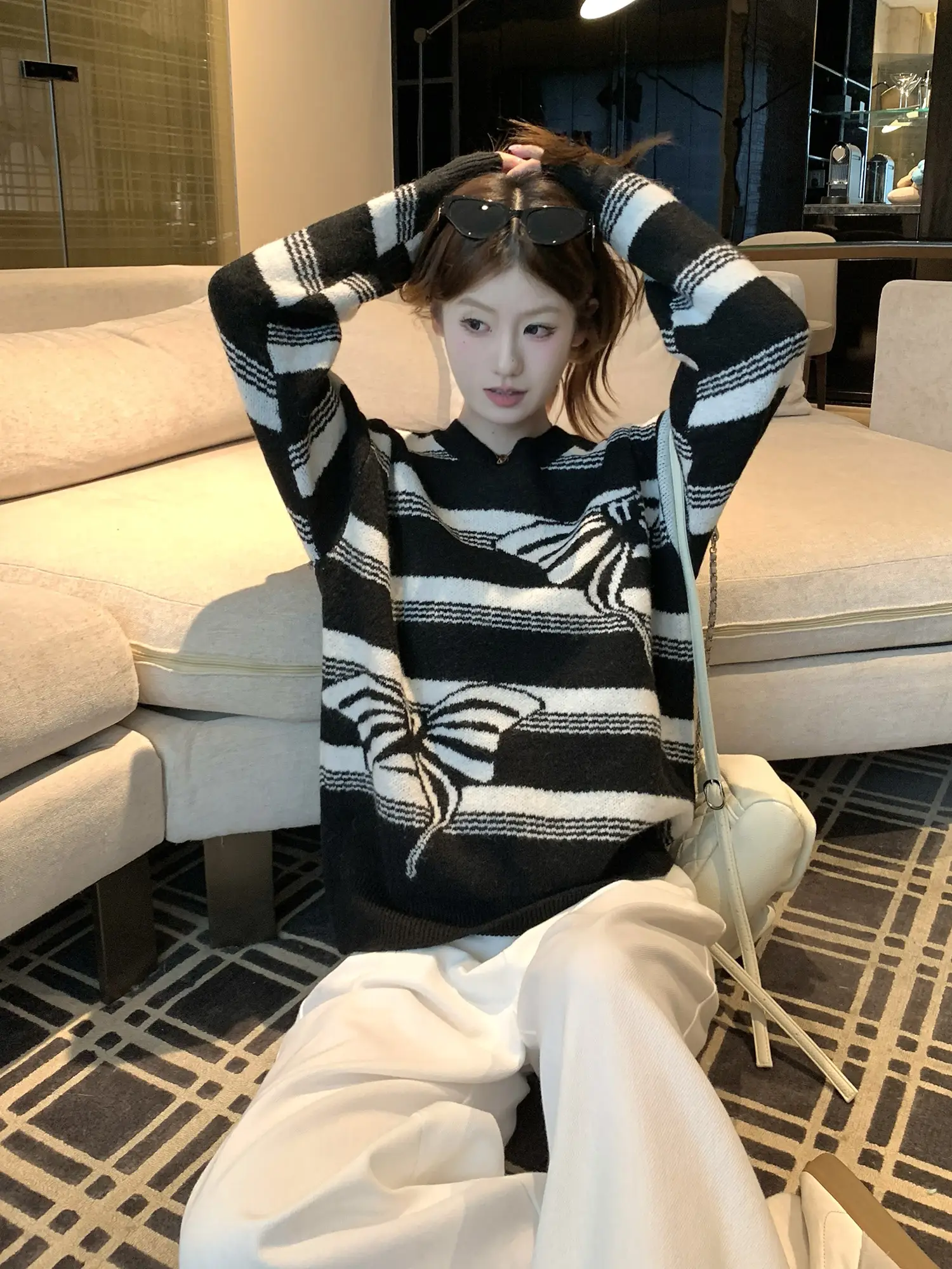 블랙 컬러 배색 니트 상세 이미지 11