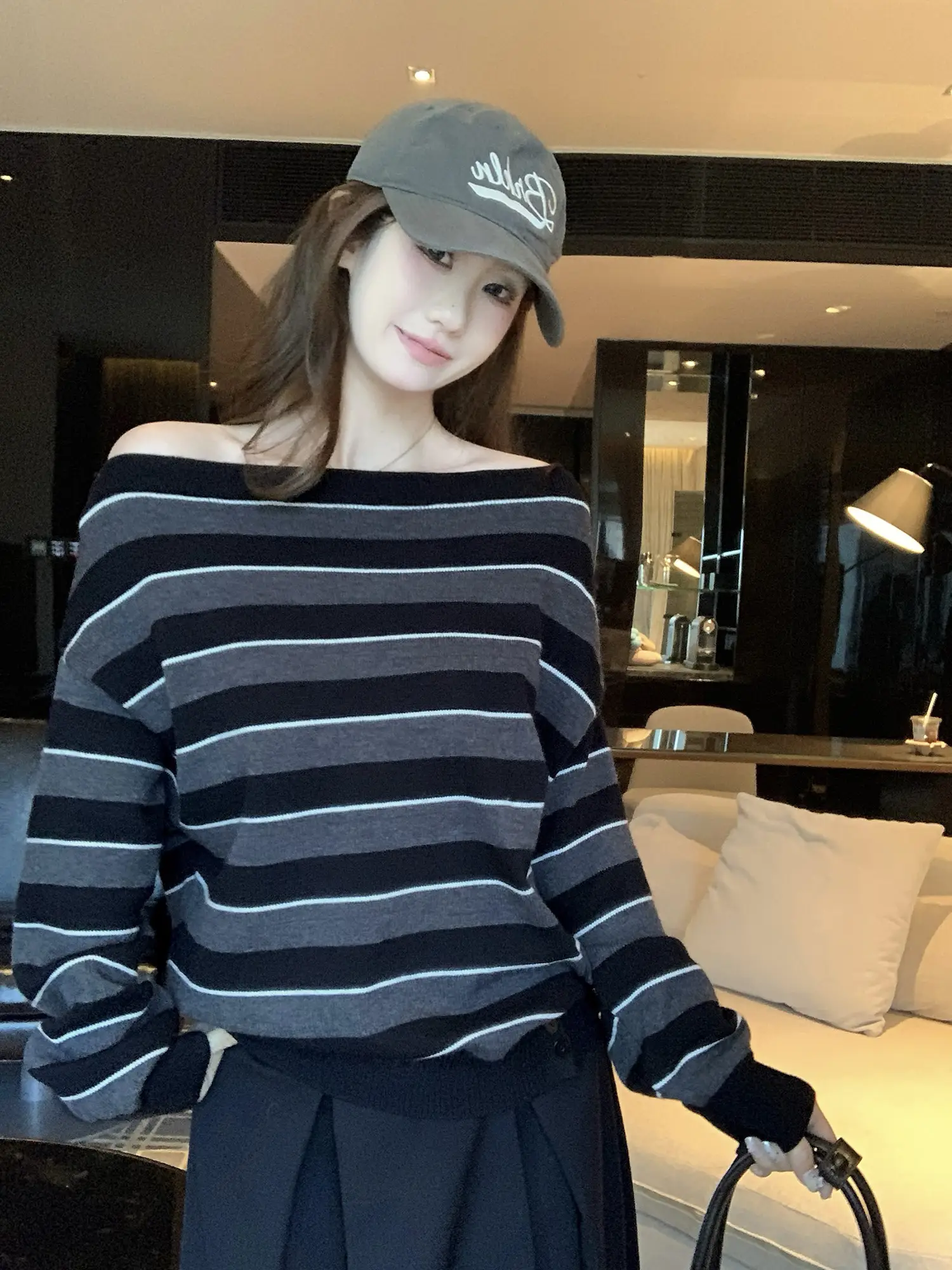 비대칭 넥라인 오프숄더 배색 스트라이프 니트 상세 이미지 3