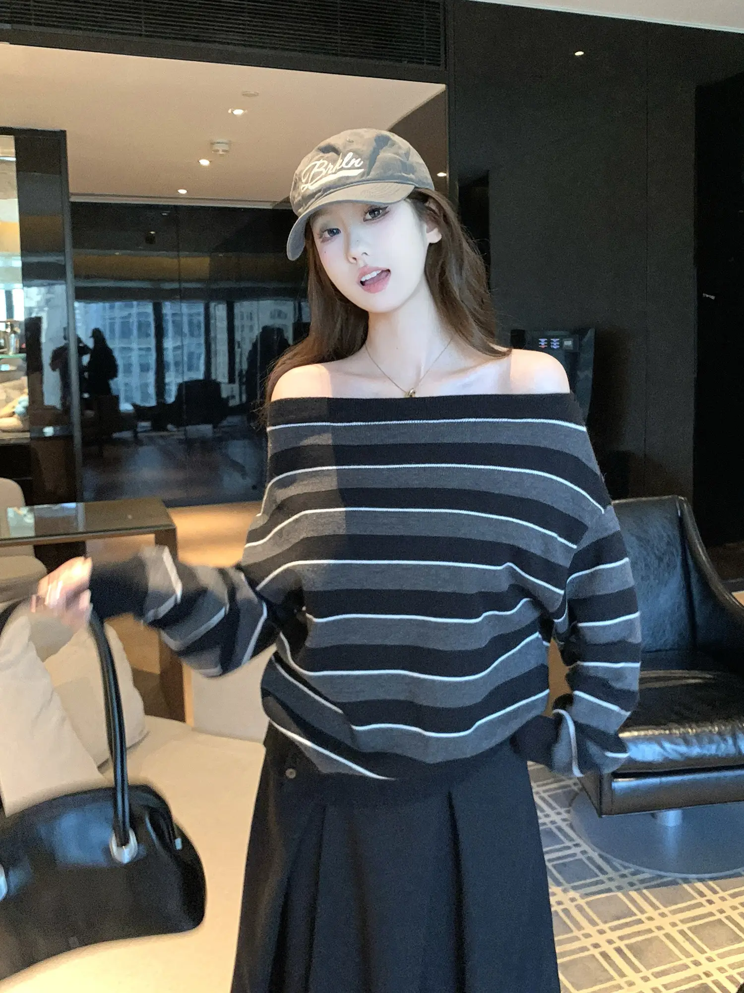 비대칭 넥라인 오프숄더 배색 스트라이프 니트 상세 이미지 6