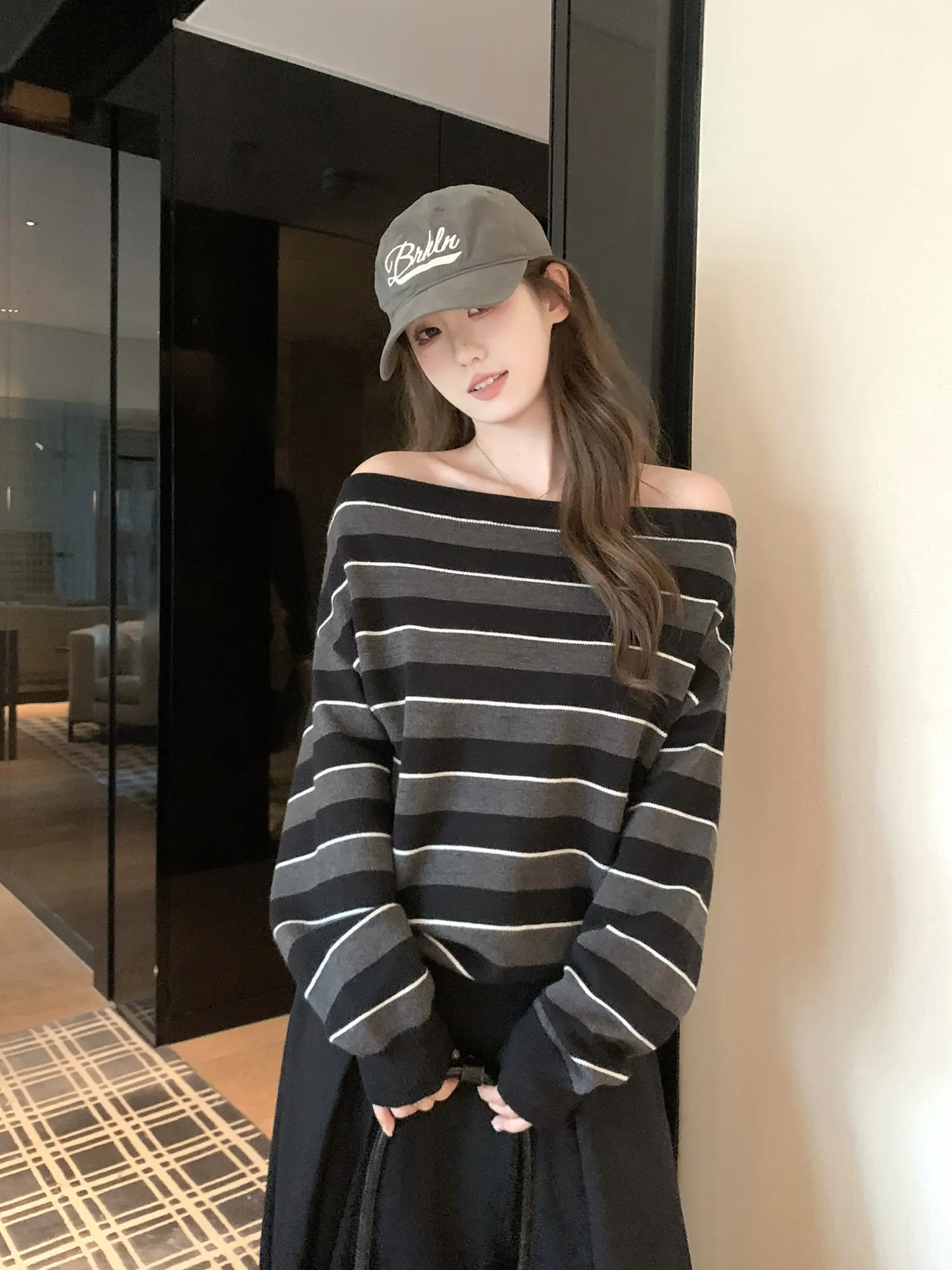 비대칭 넥라인 오프숄더 배색 스트라이프 니트 상세 이미지 8