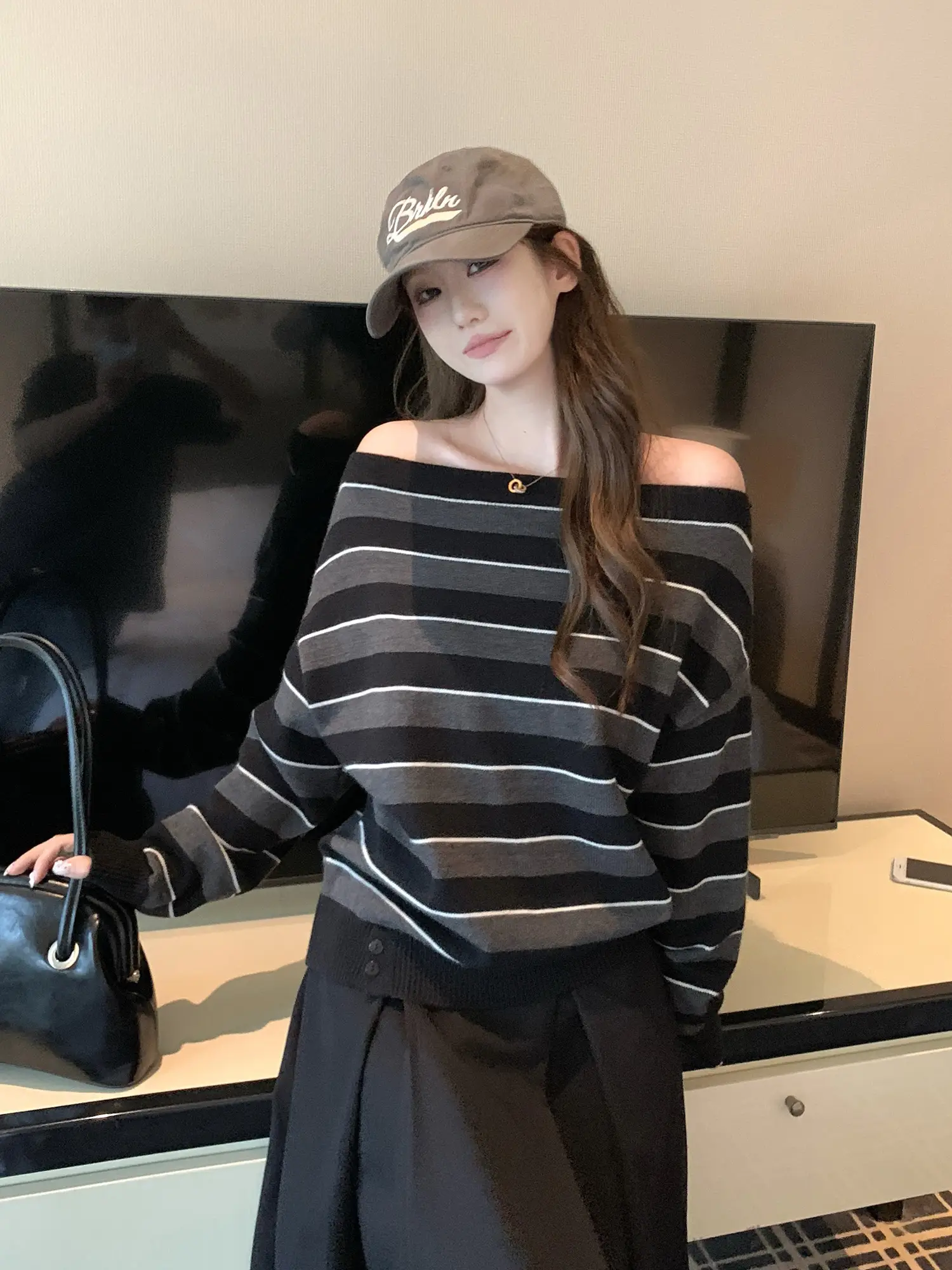 비대칭 넥라인 오프숄더 배색 스트라이프 니트 상세 이미지 12