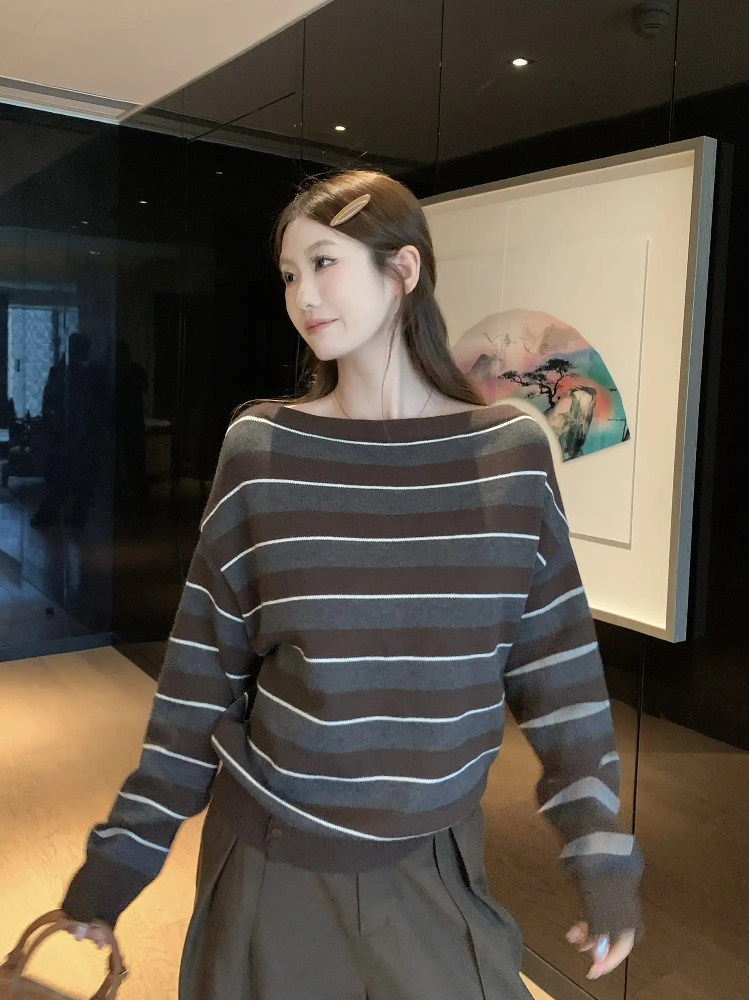 비대칭 넥라인 오프숄더 배색 스트라이프 니트 상세 이미지 14