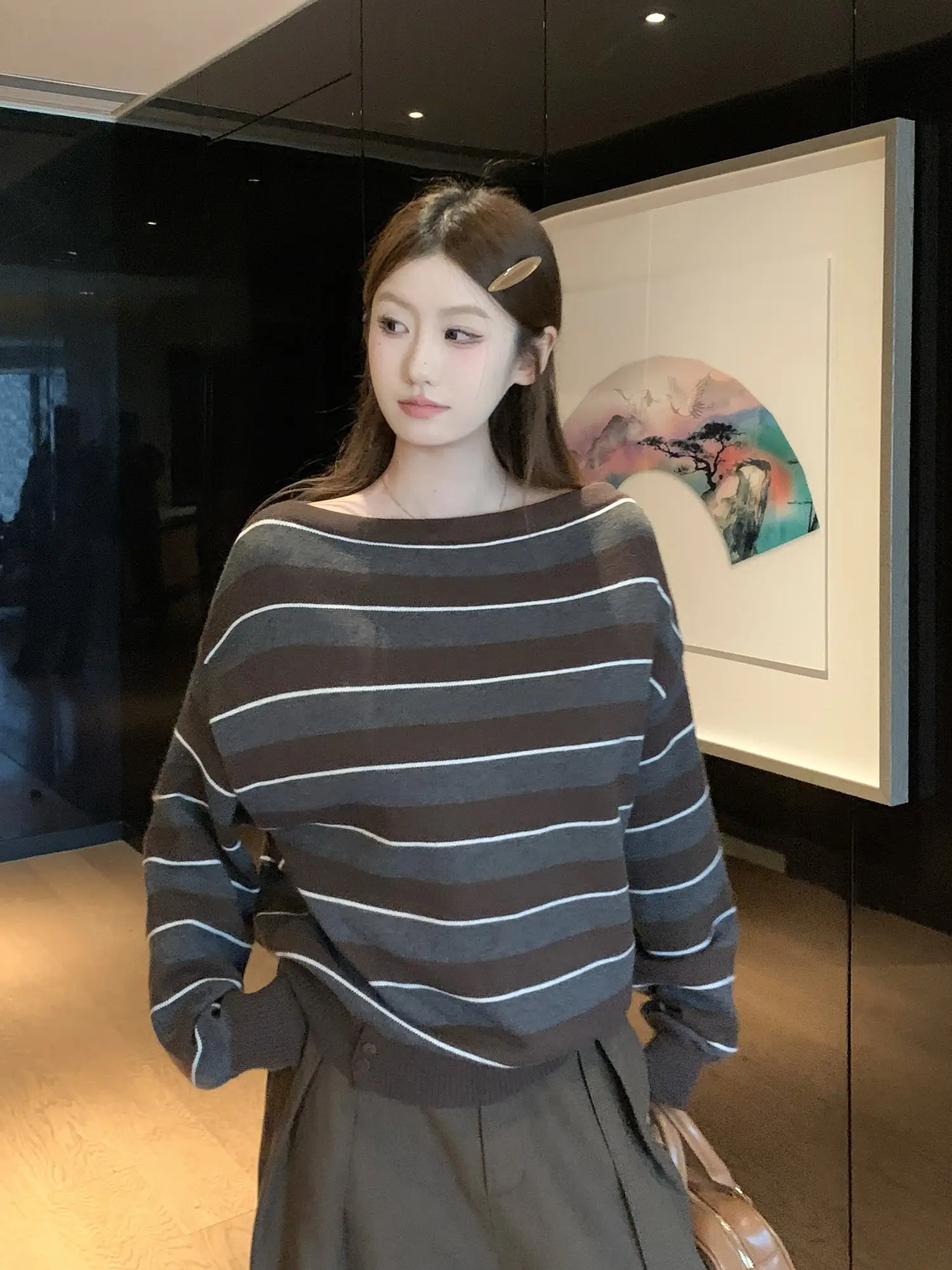 비대칭 넥라인 오프숄더 배색 스트라이프 니트 상세 이미지 15