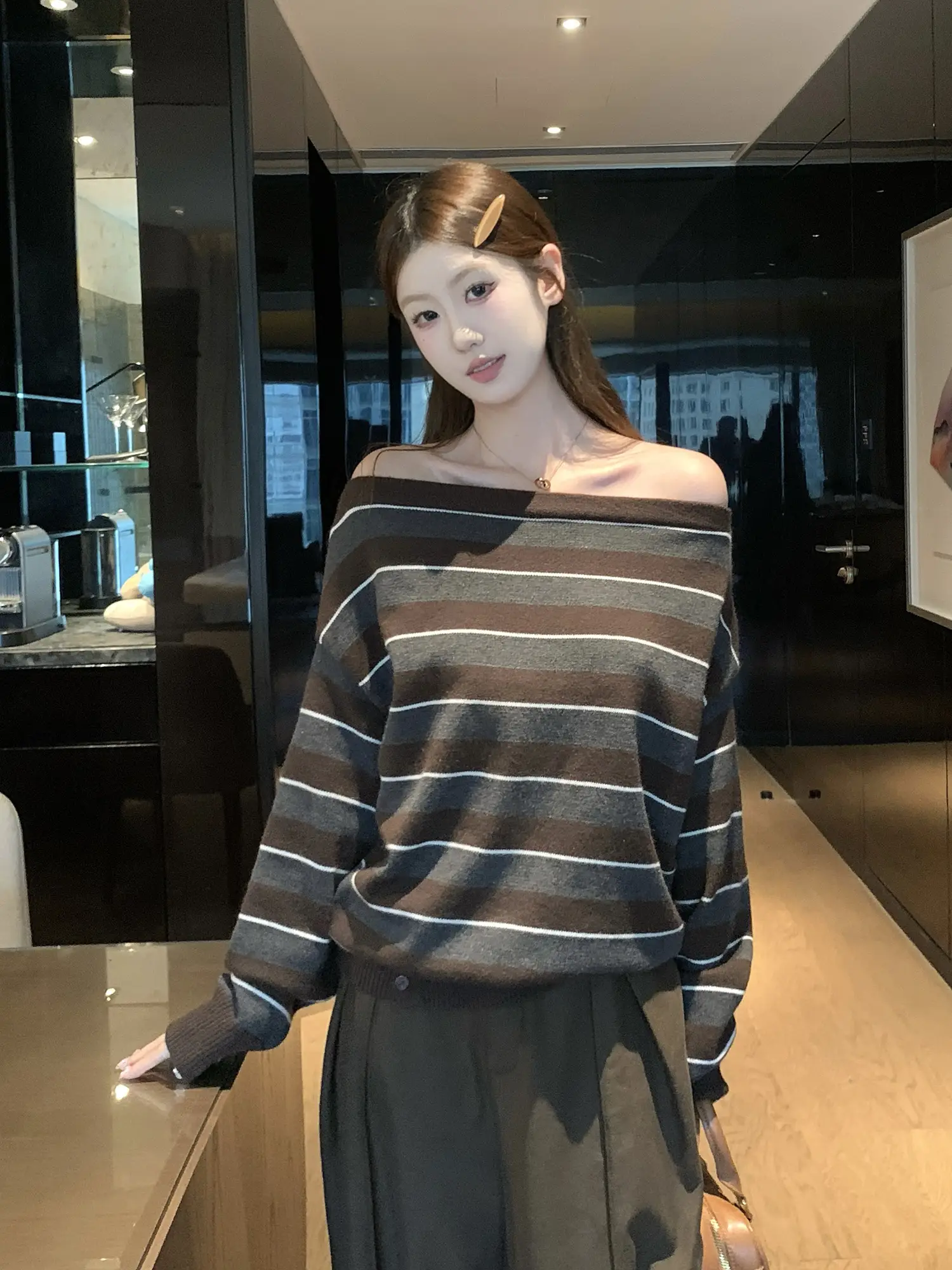 비대칭 넥라인 오프숄더 배색 스트라이프 니트 상세 이미지 16