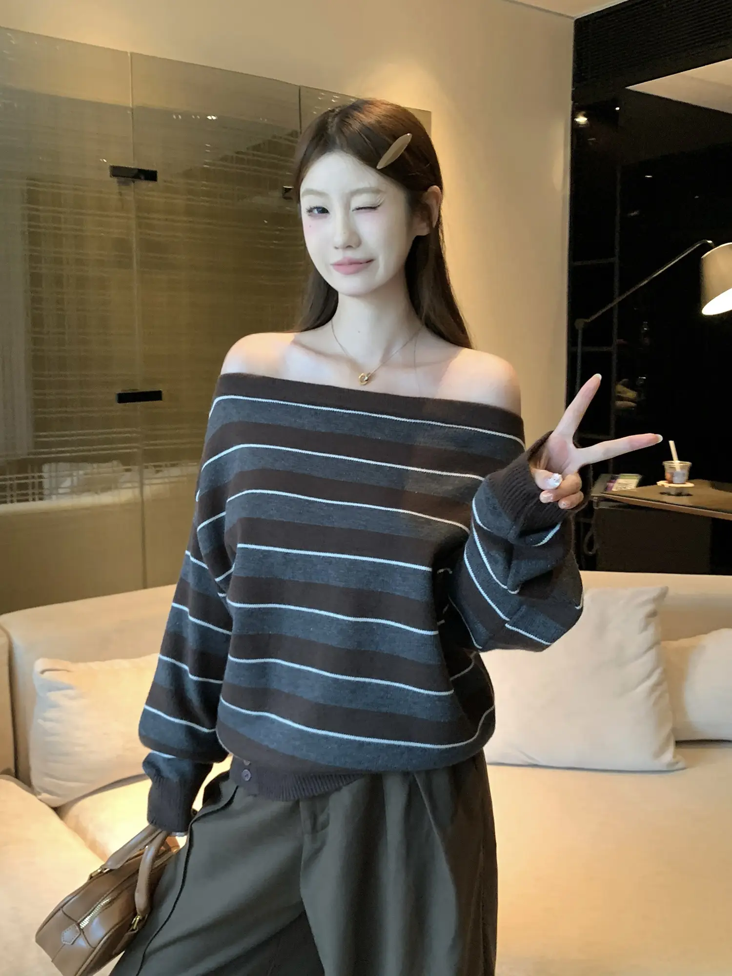 비대칭 넥라인 오프숄더 배색 스트라이프 니트 상세 이미지 18
