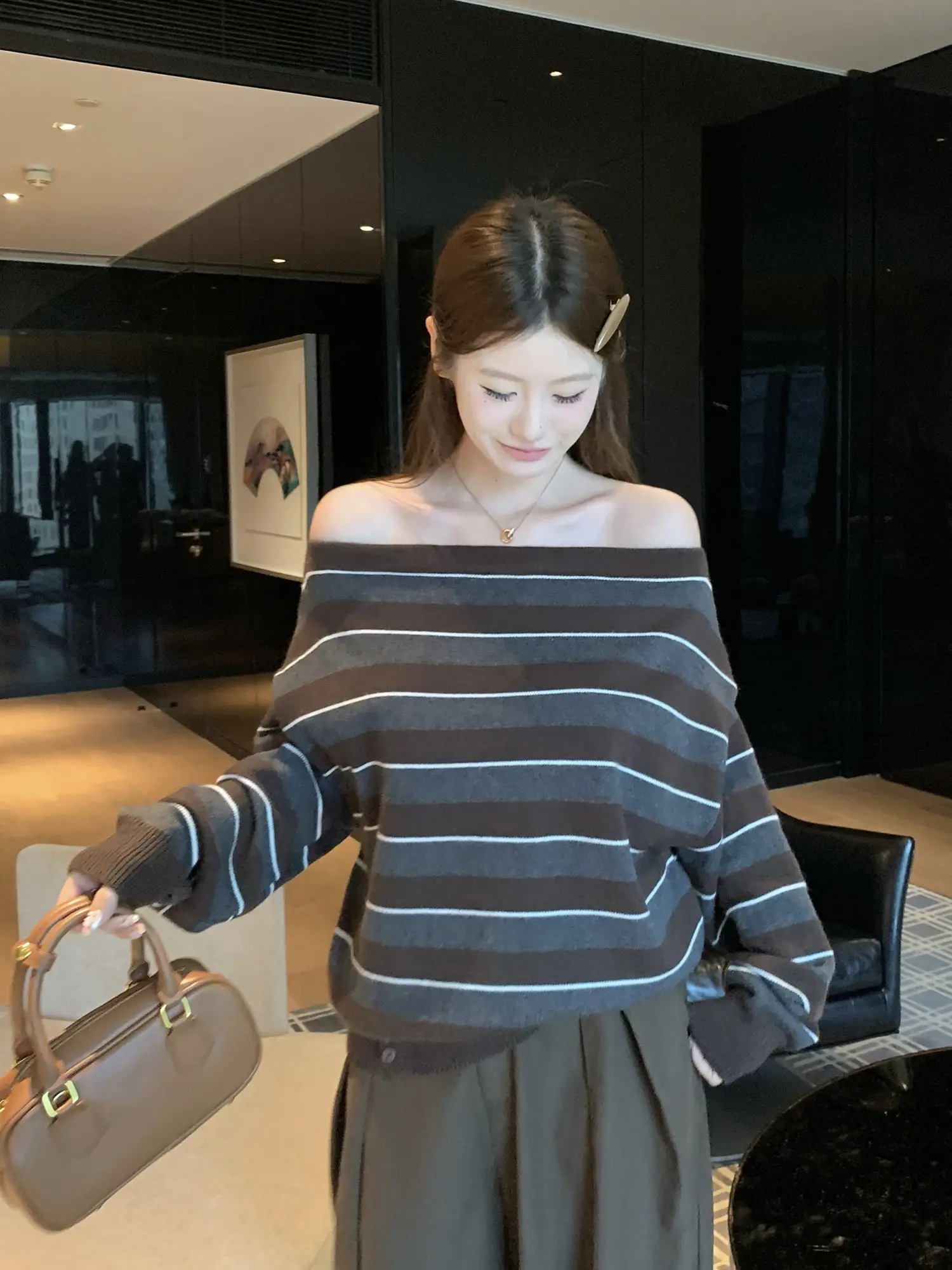 비대칭 넥라인 오프숄더 배색 스트라이프 니트 상세 이미지 20