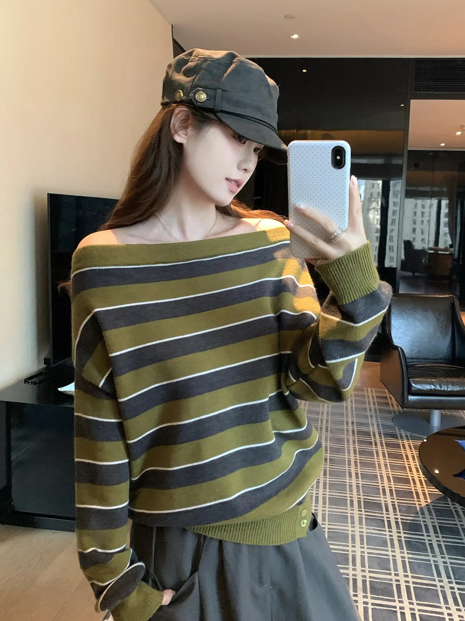 비대칭 넥라인 오프숄더 배색 스트라이프 니트 상세 이미지 25