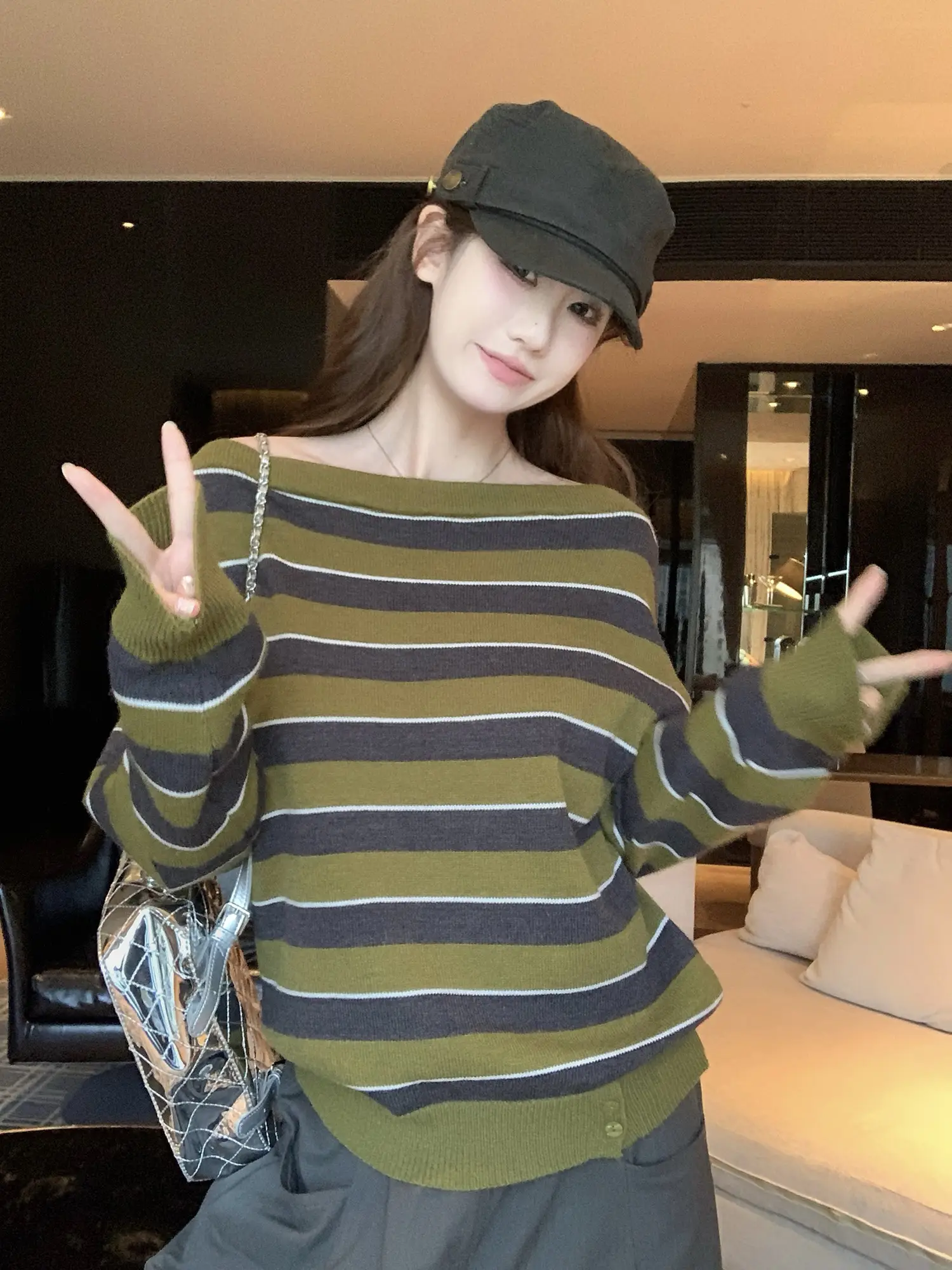 비대칭 넥라인 오프숄더 배색 스트라이프 니트 상세 이미지 28