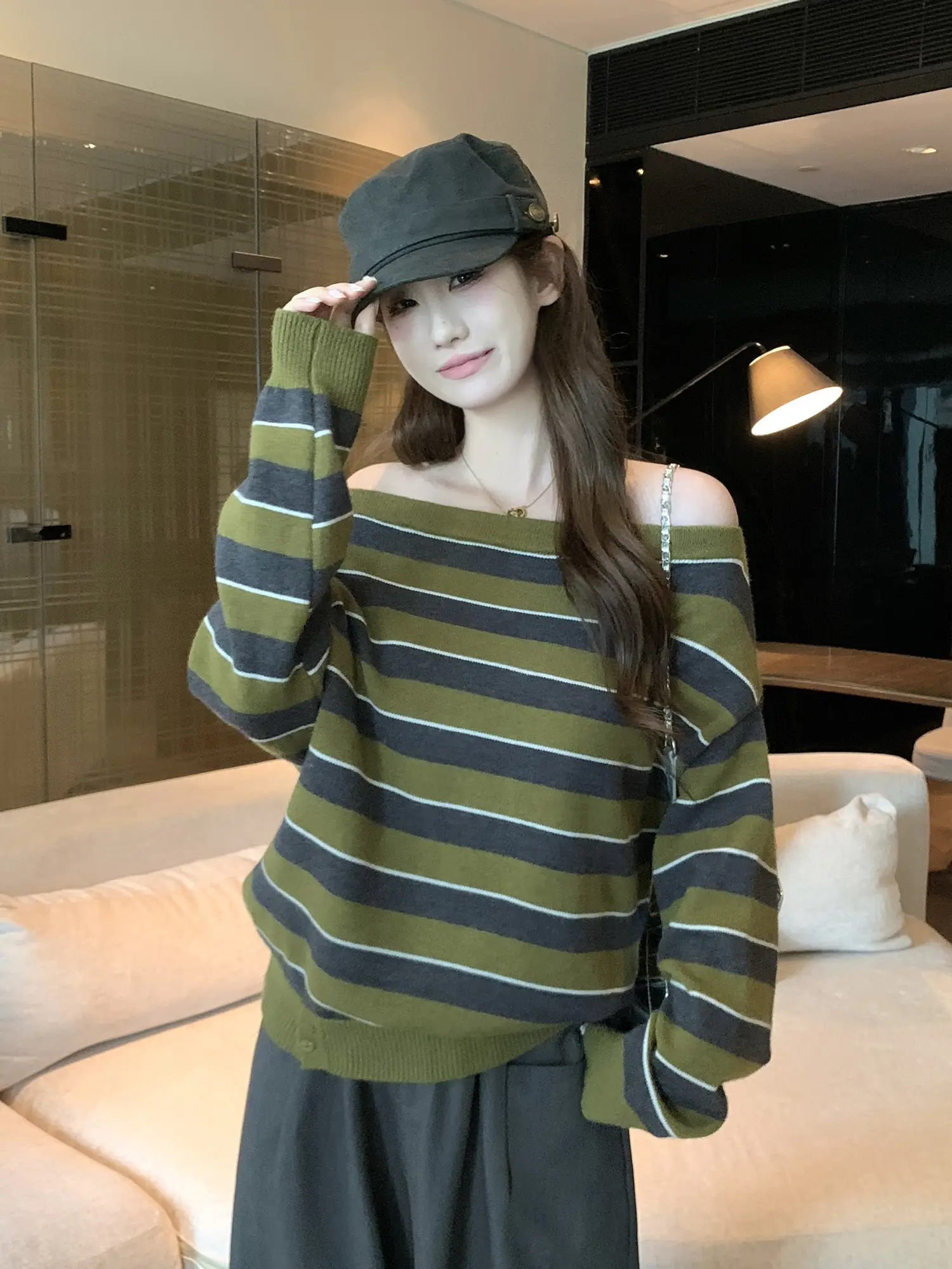 비대칭 넥라인 오프숄더 배색 스트라이프 니트 상세 이미지 32
