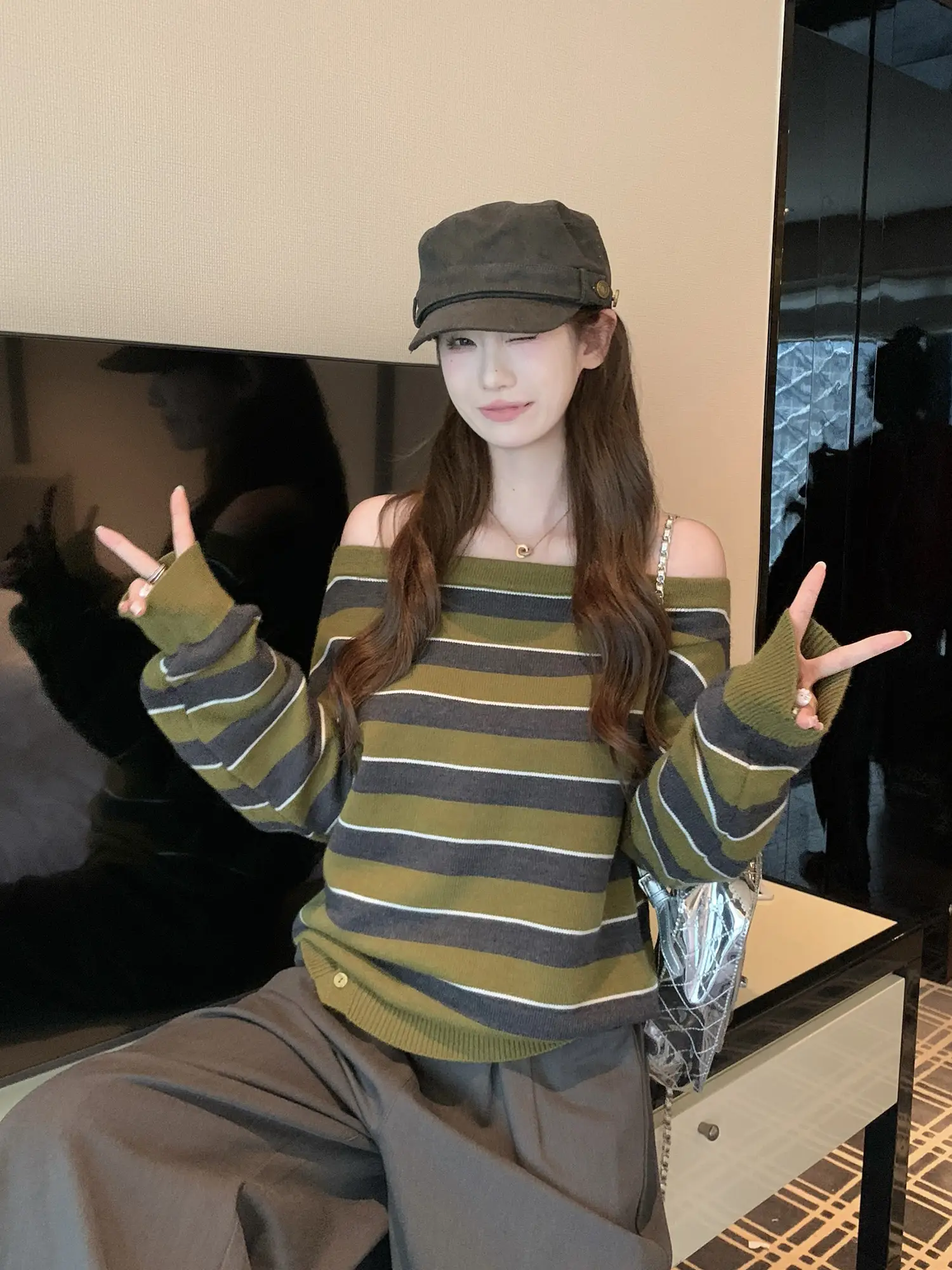비대칭 넥라인 오프숄더 배색 스트라이프 니트 상세 이미지 36