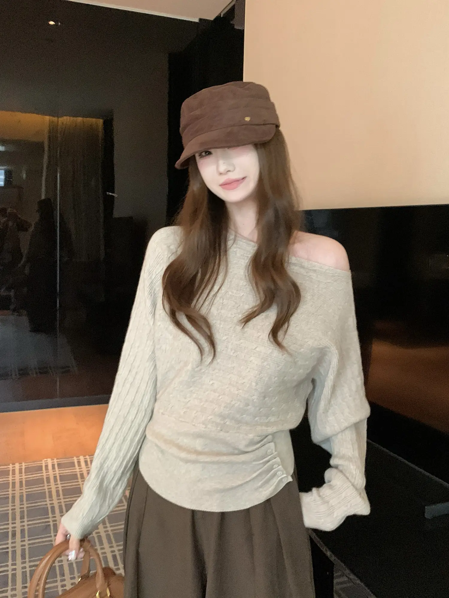 오프숄더 주름 허리 조임 니트 상세 이미지 3