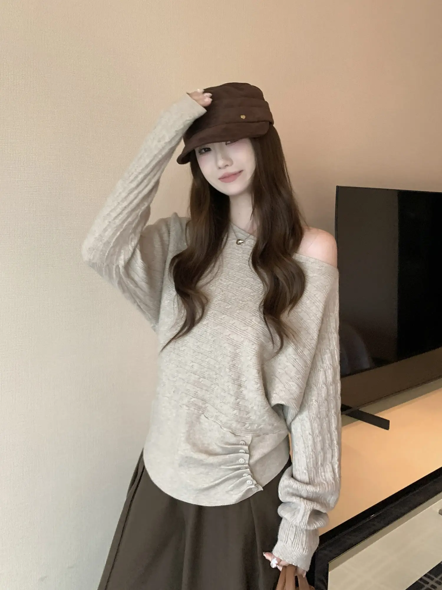 오프숄더 주름 허리 조임 니트 상세 이미지 9
