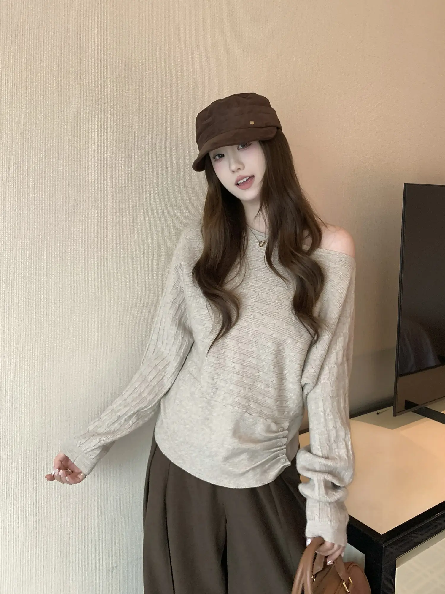 오프숄더 주름 허리 조임 니트 상세 이미지 10