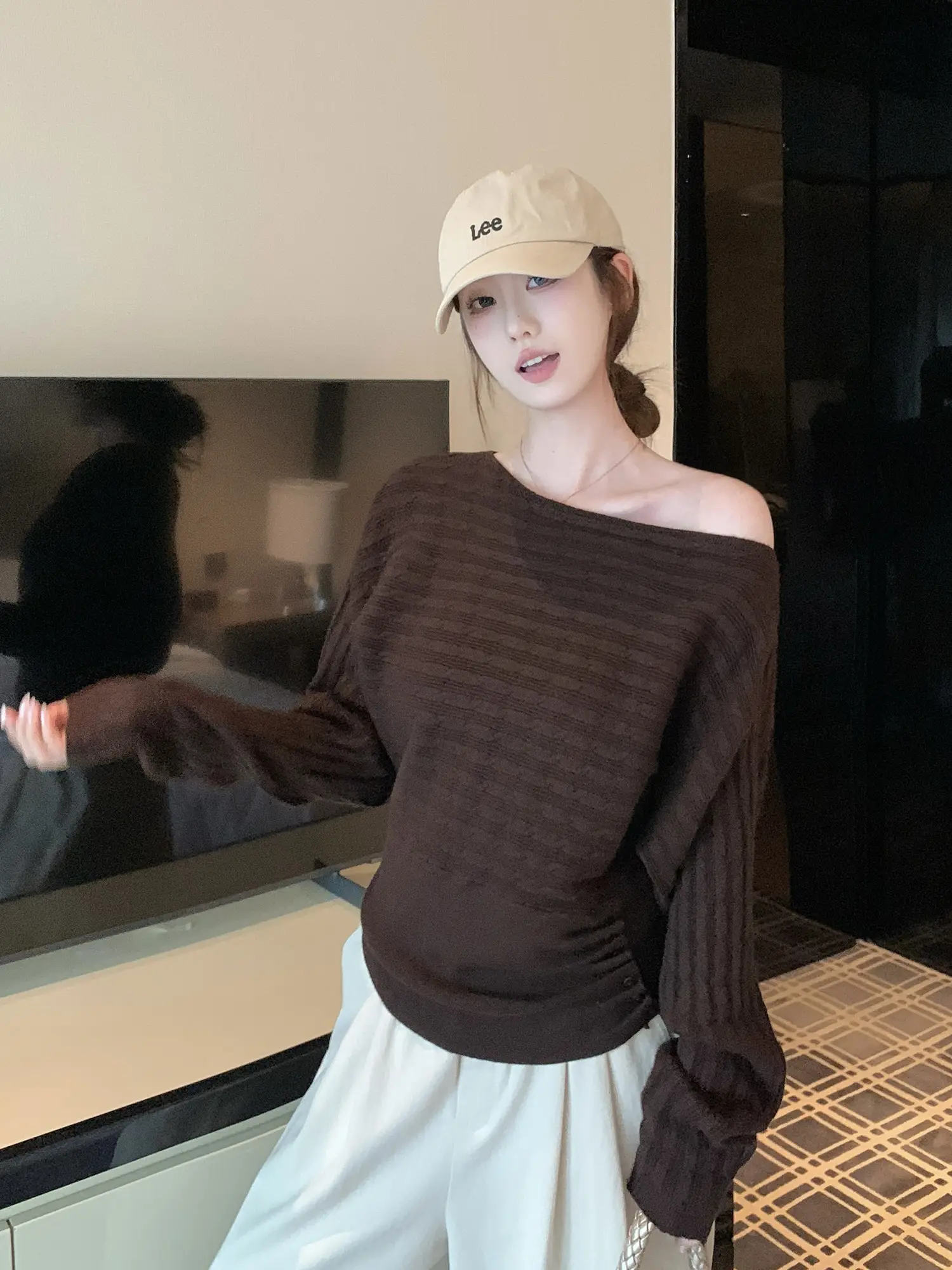 오프숄더 주름 허리 조임 니트 상세 이미지 13