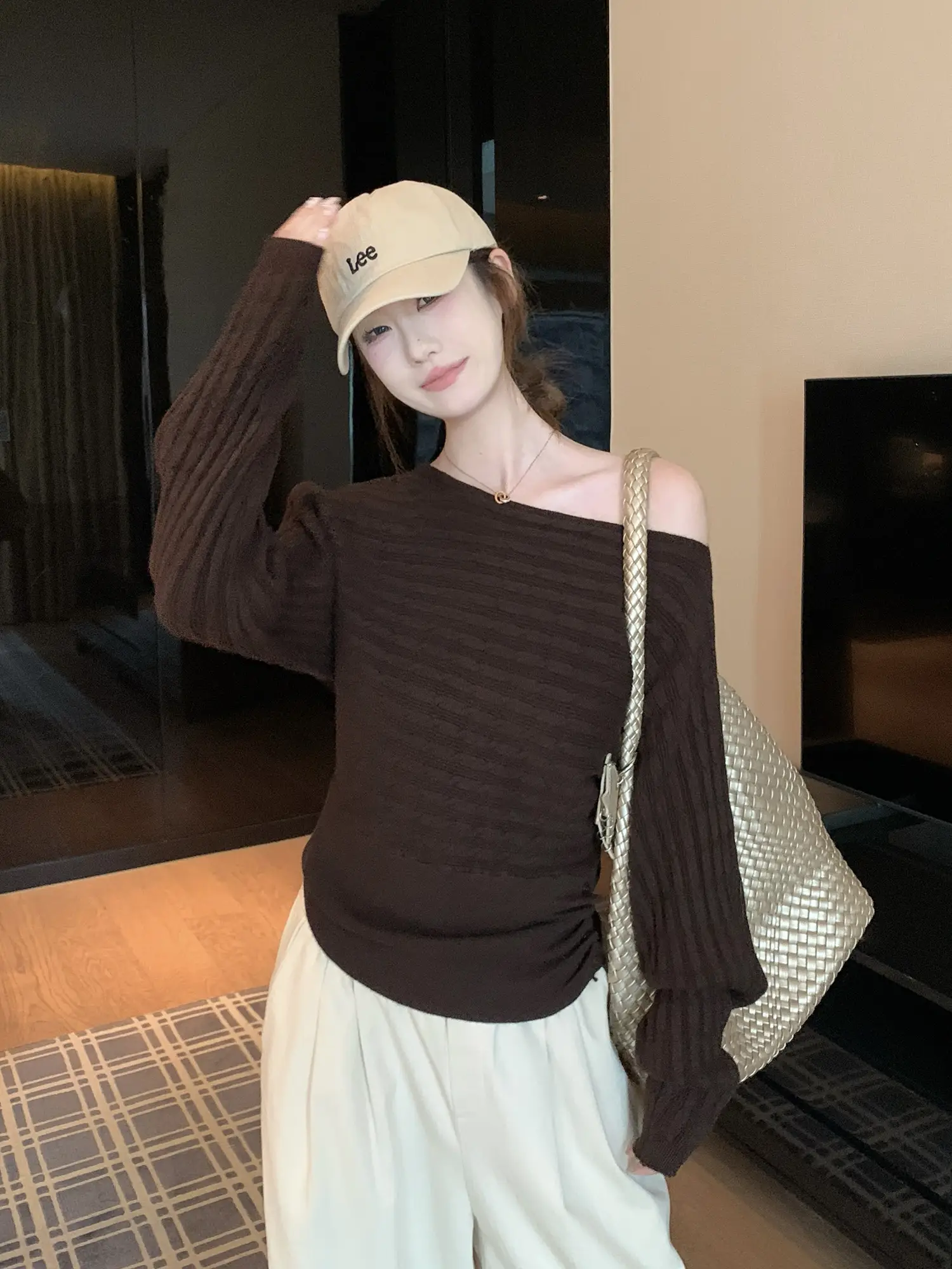 오프숄더 주름 허리 조임 니트 상세 이미지 19