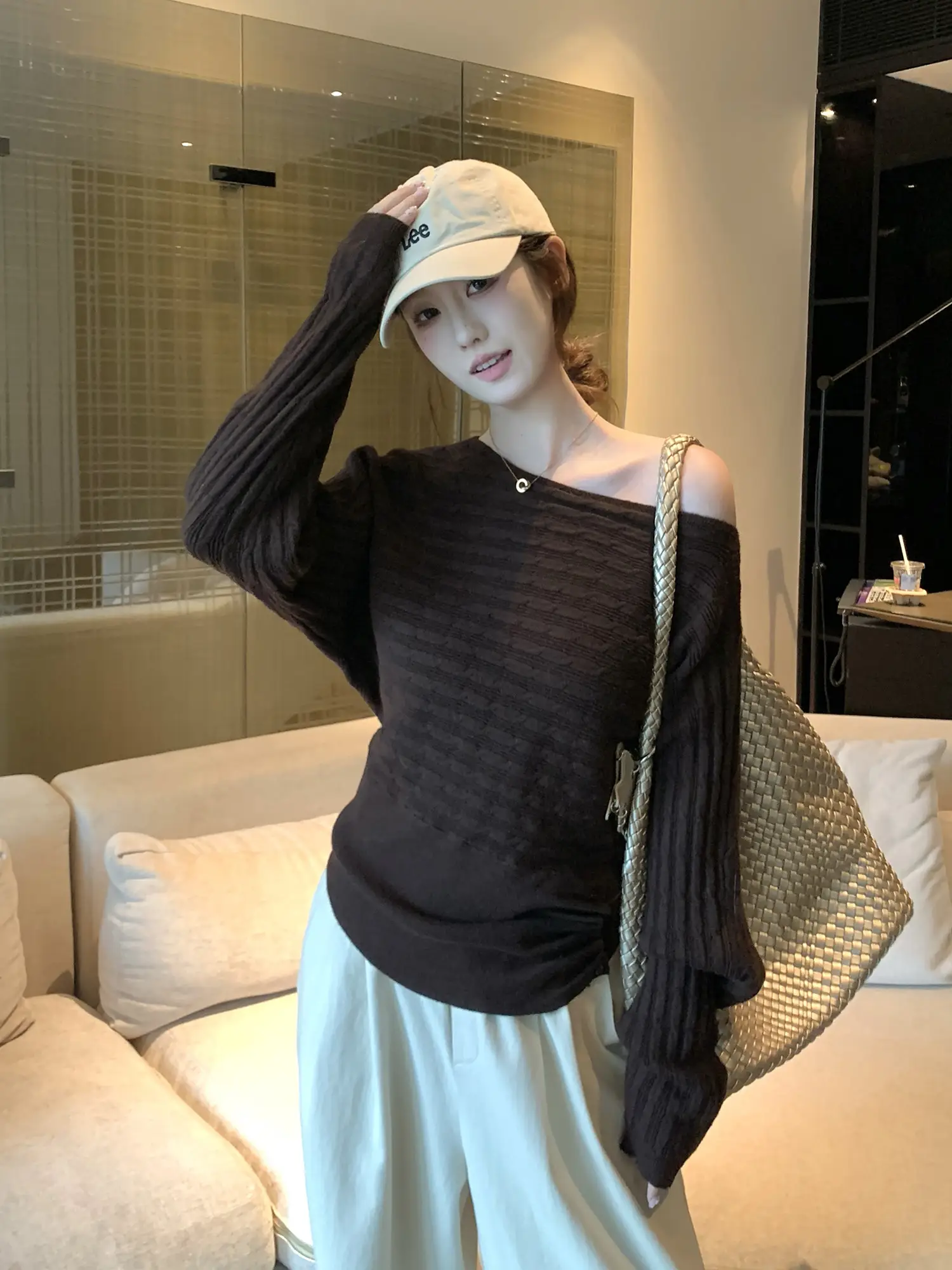 오프숄더 주름 허리 조임 니트 상세 이미지 23