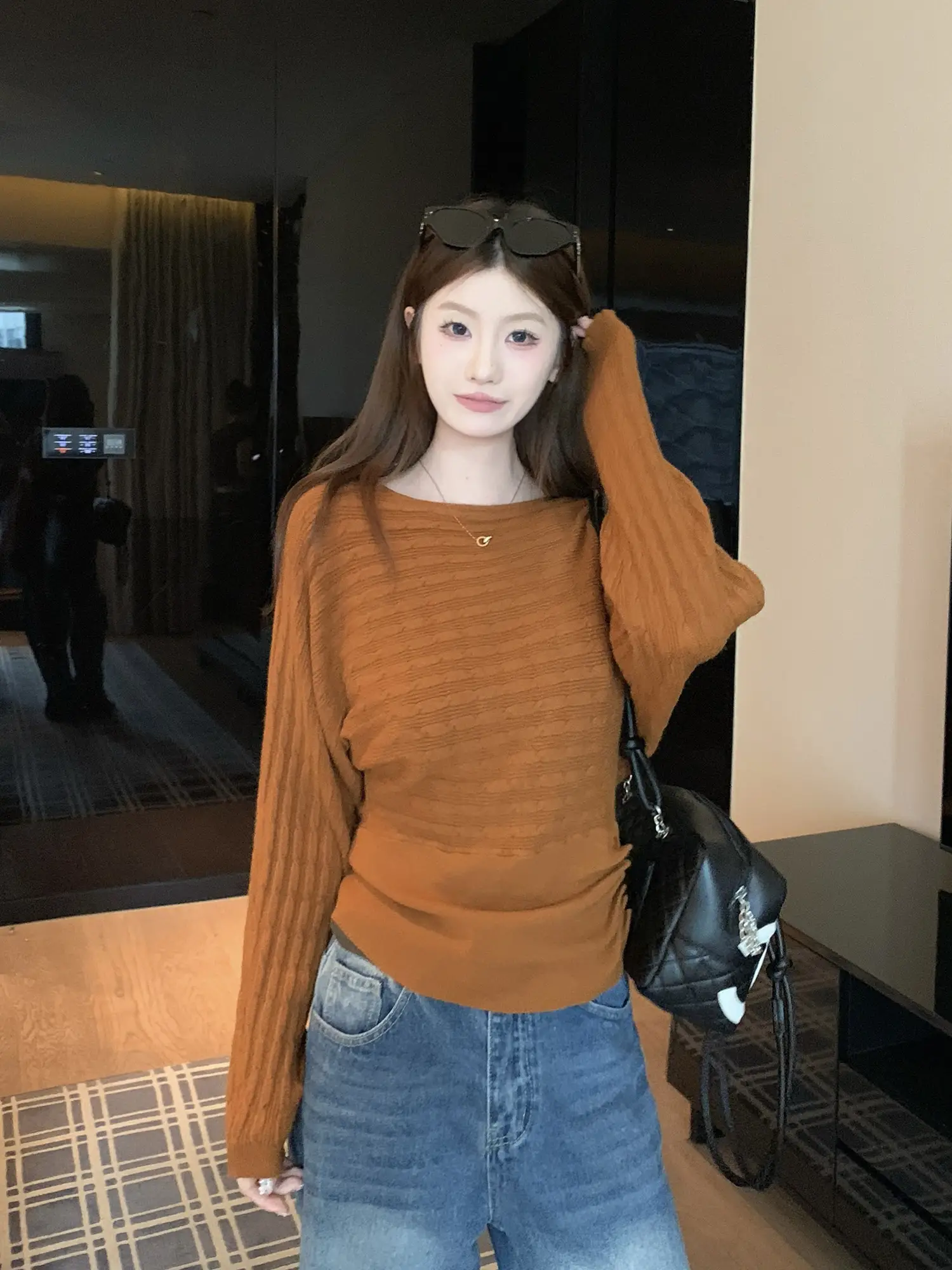 오프숄더 주름 허리 조임 니트 상세 이미지 27