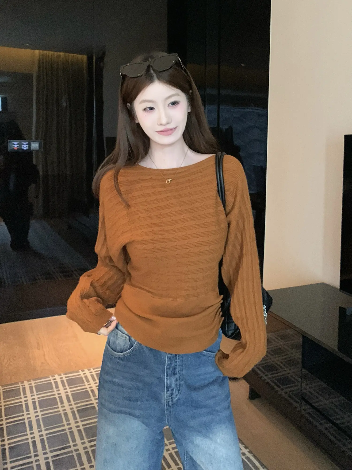 오프숄더 주름 허리 조임 니트 상세 이미지 28
