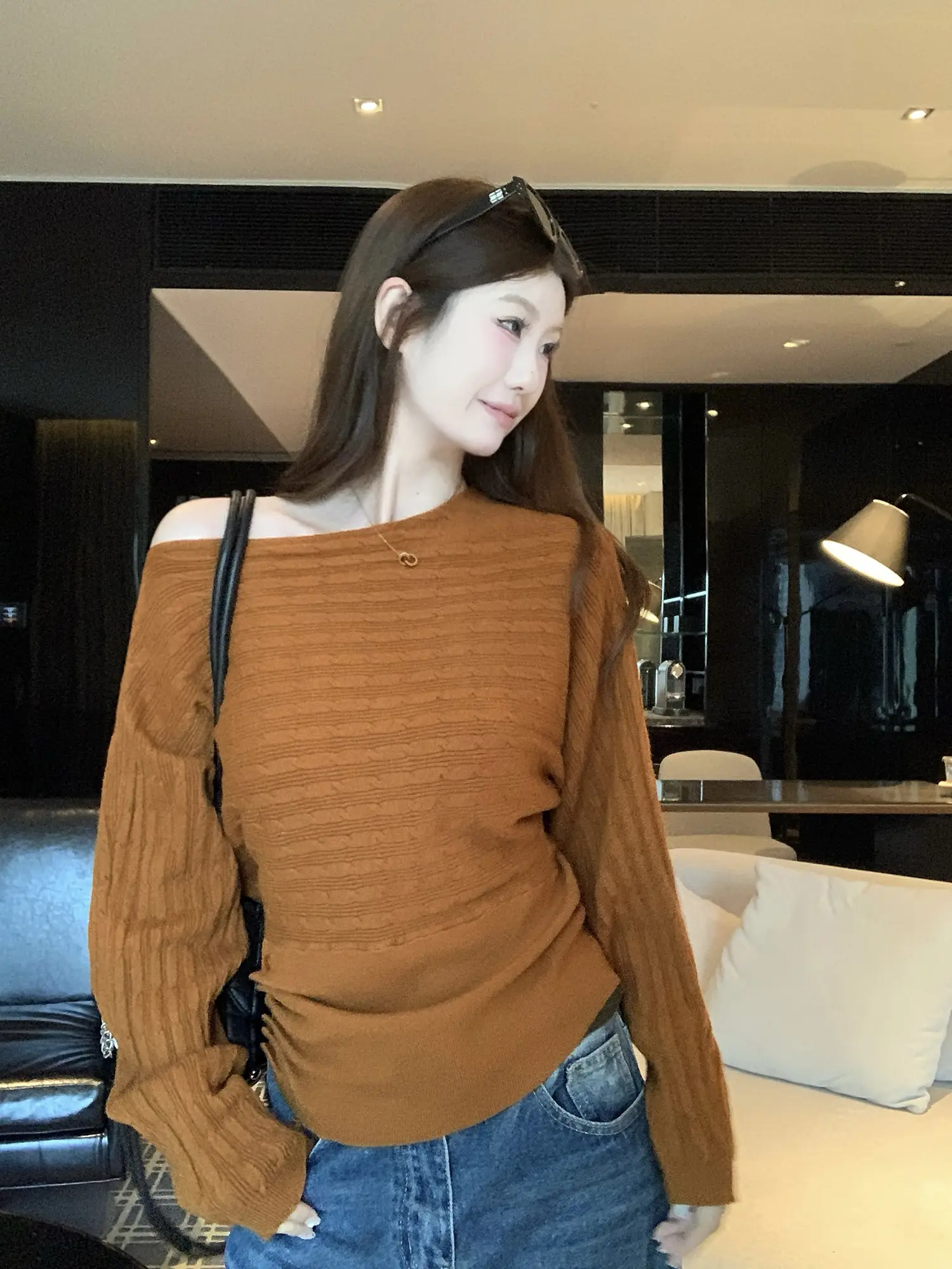 오프숄더 주름 허리 조임 니트 상세 이미지 30