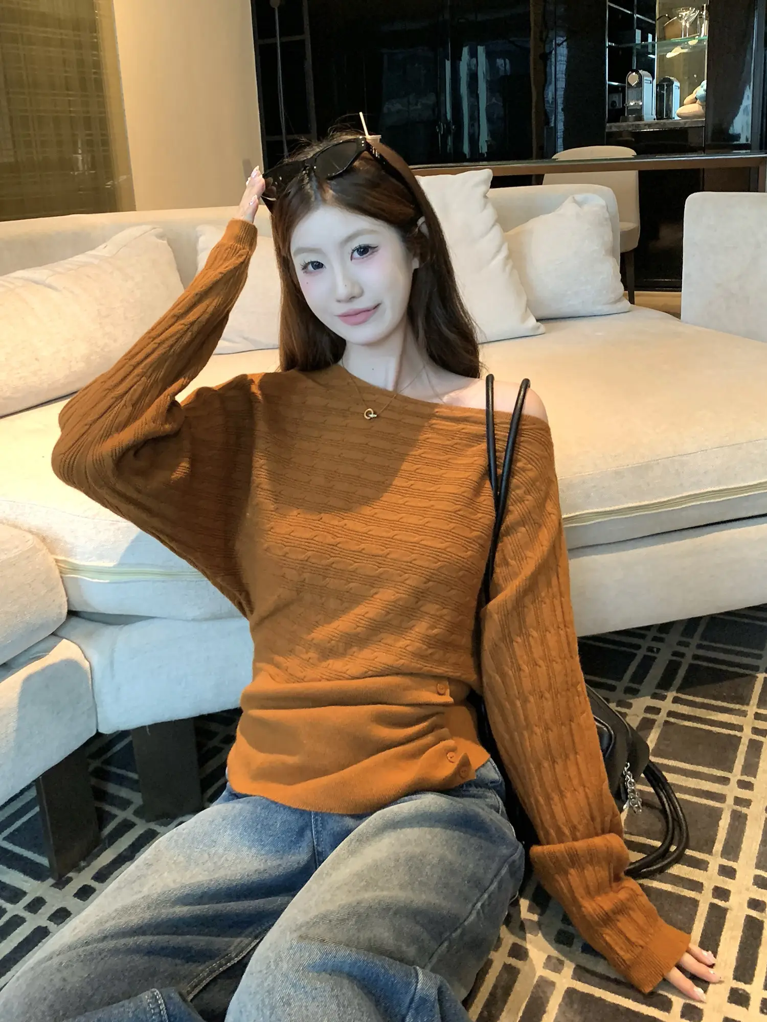 오프숄더 주름 허리 조임 니트 상세 이미지 31